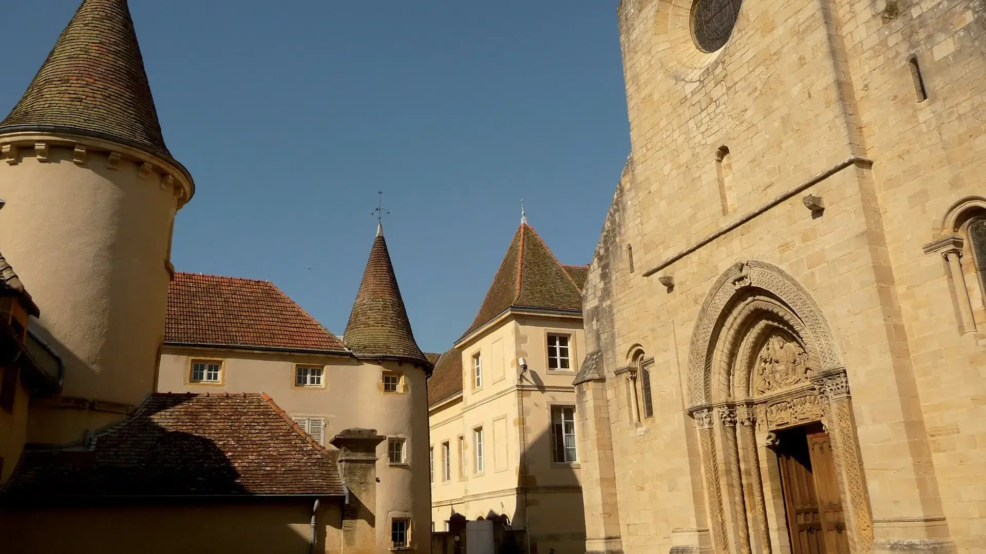 Semur-en-Brionnais église et maisons à tourelles