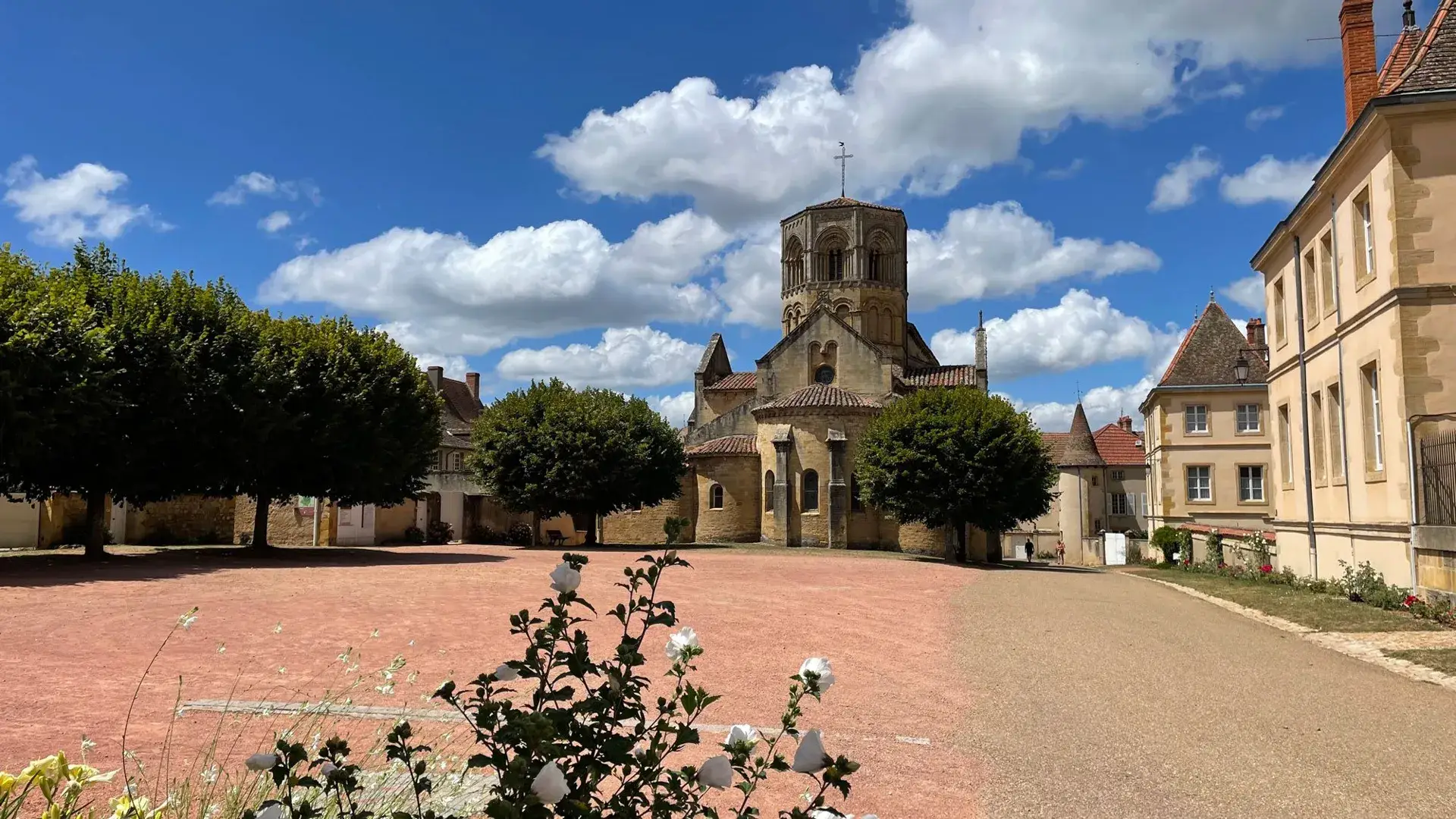 Semur-en-Brionnais place et collégiale Saint-Hilaire