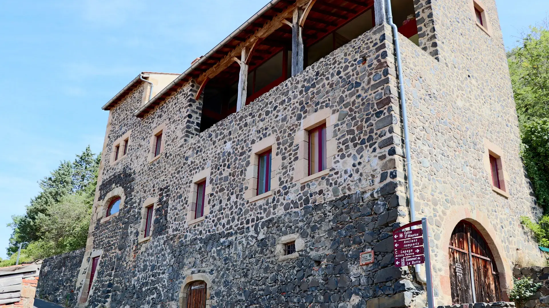 Usson, bâtisse