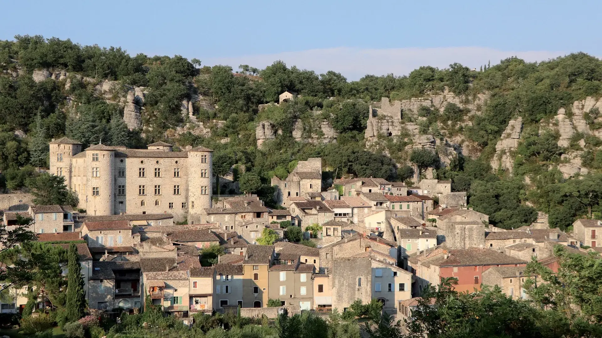 Vogüé vue château et village