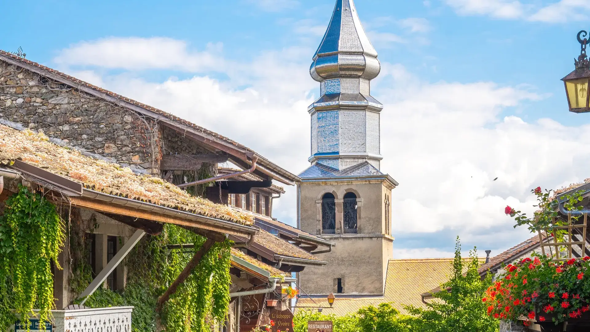 Yvoire, au coeur du village, vue sur le clocher à bulbe