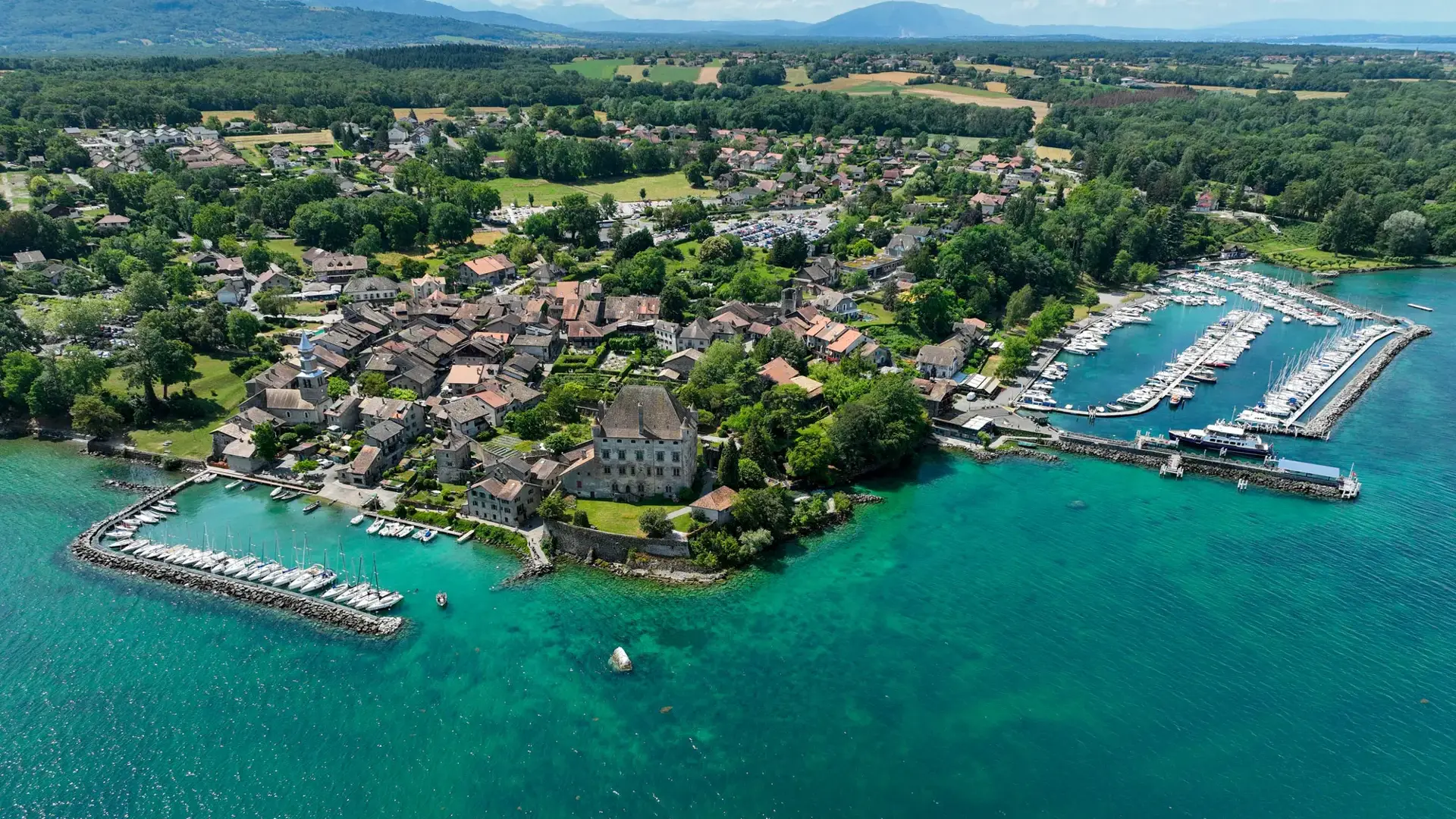 Yvoire, village et ports vue du ciel