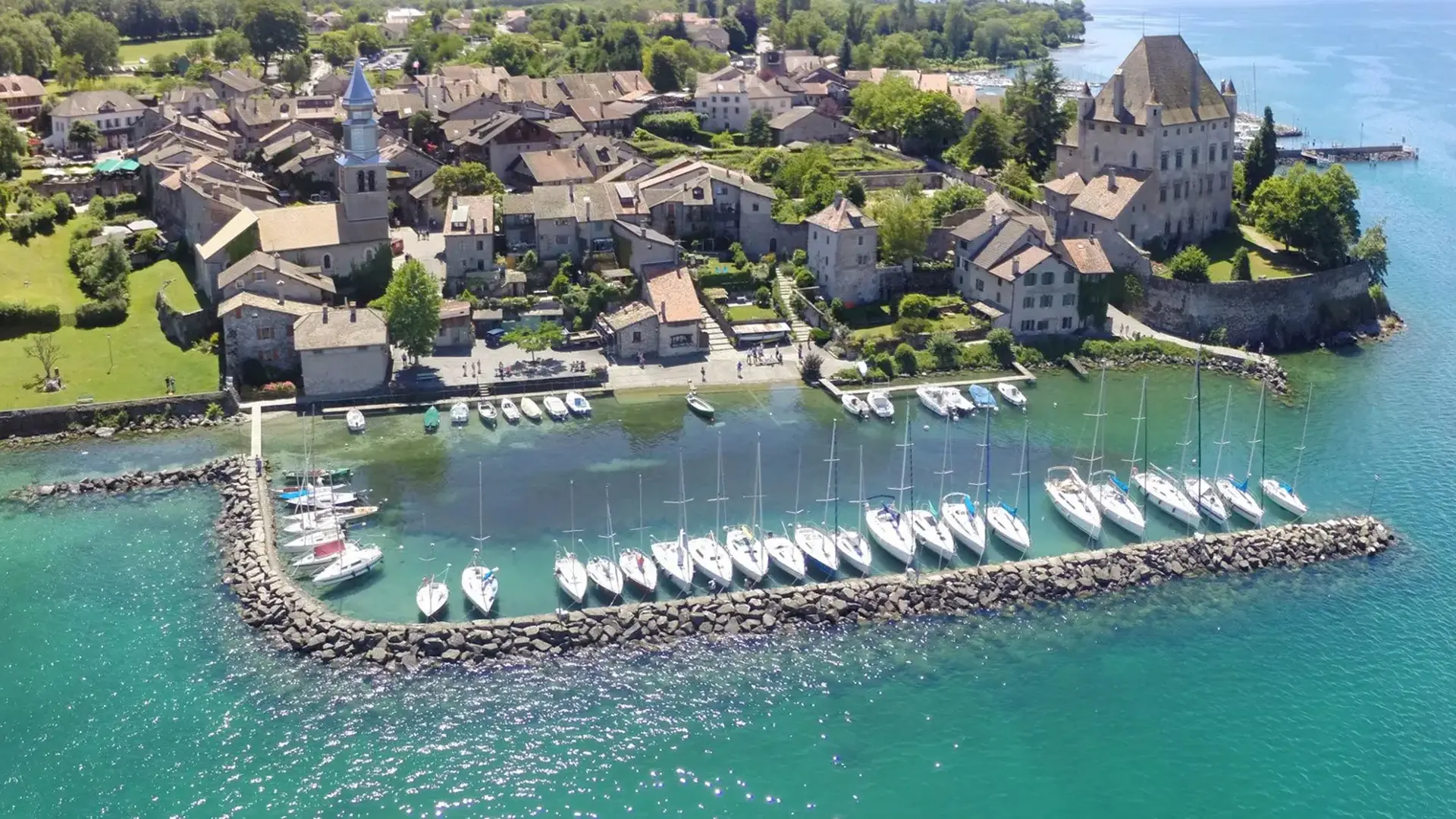 Yvoire vue plongeante sur le port des pêcheurs