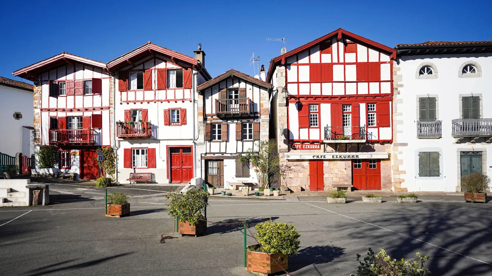 Ainhoa, façades et rue centre bourg