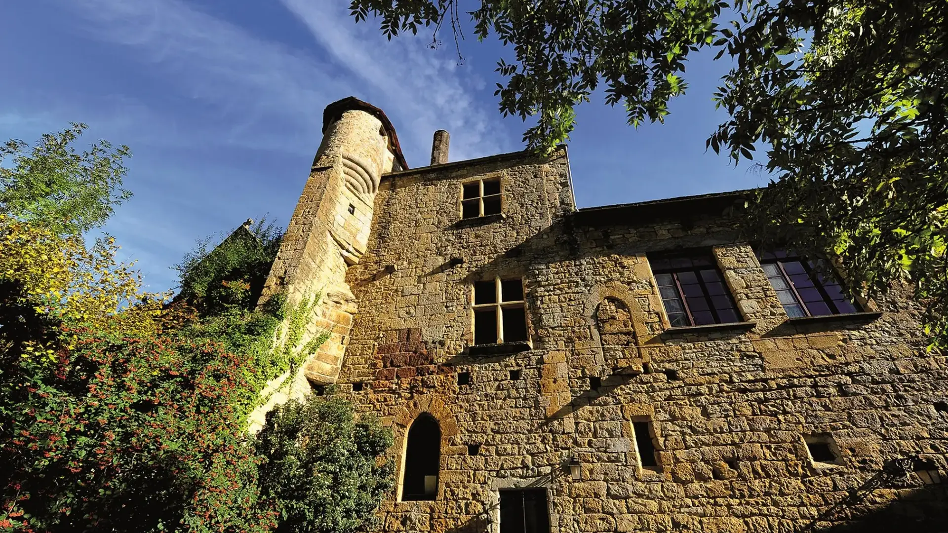 Autoire façade bâtisse