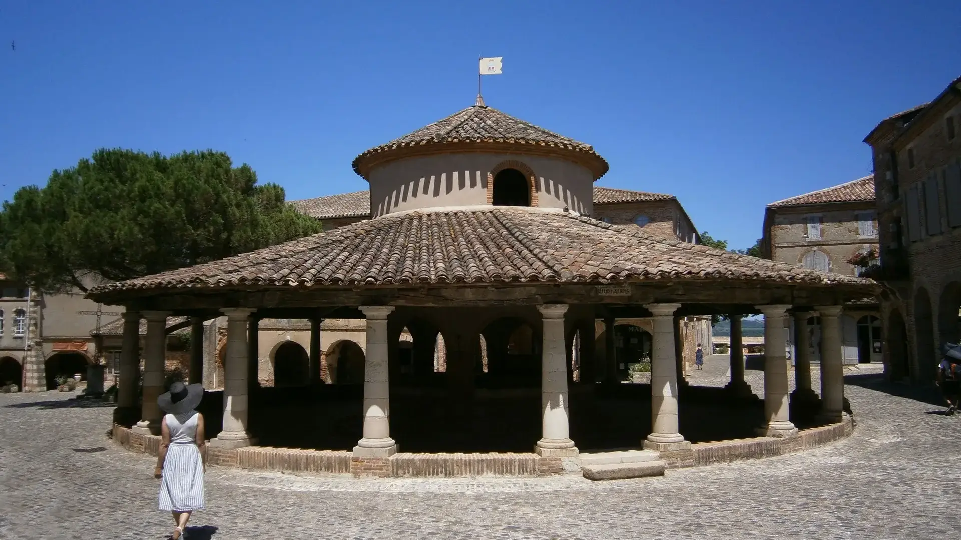 Auvillar promeneuse halle