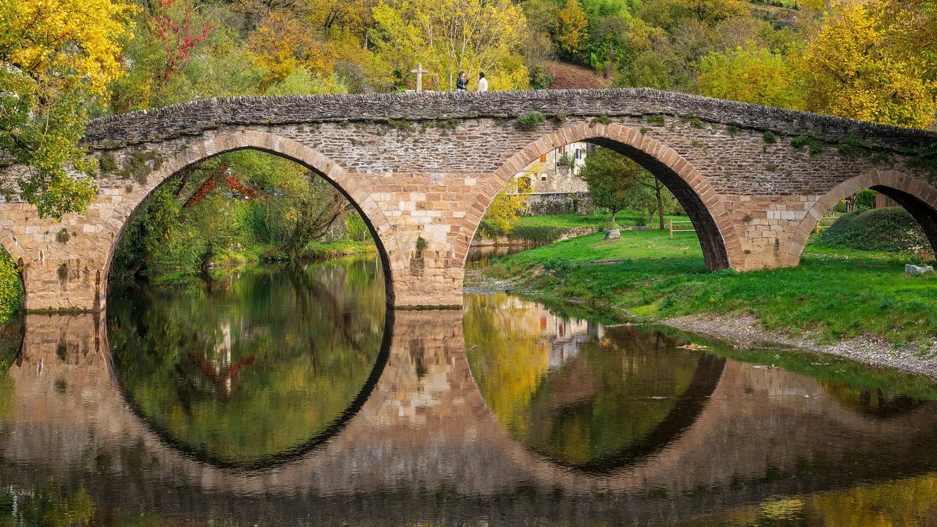 Belcastel, pont à l'automne