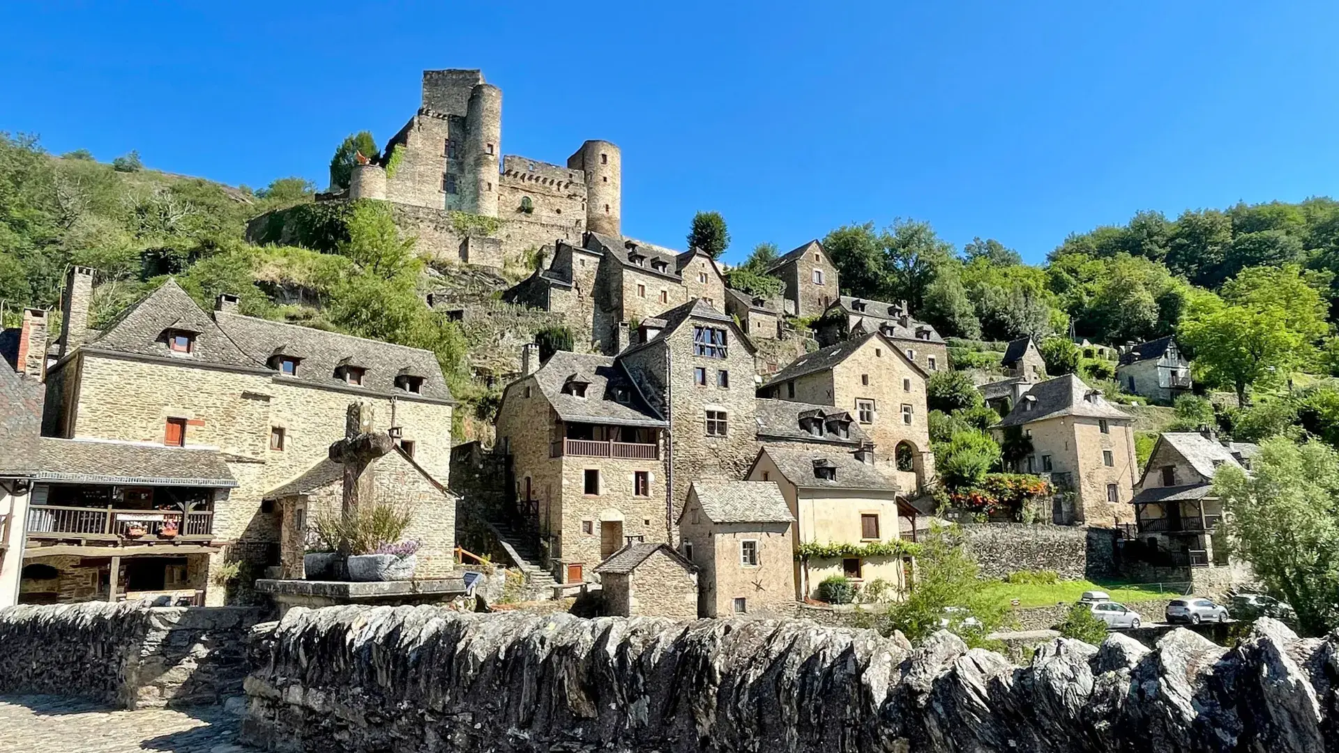 Belcastel, vue château et village