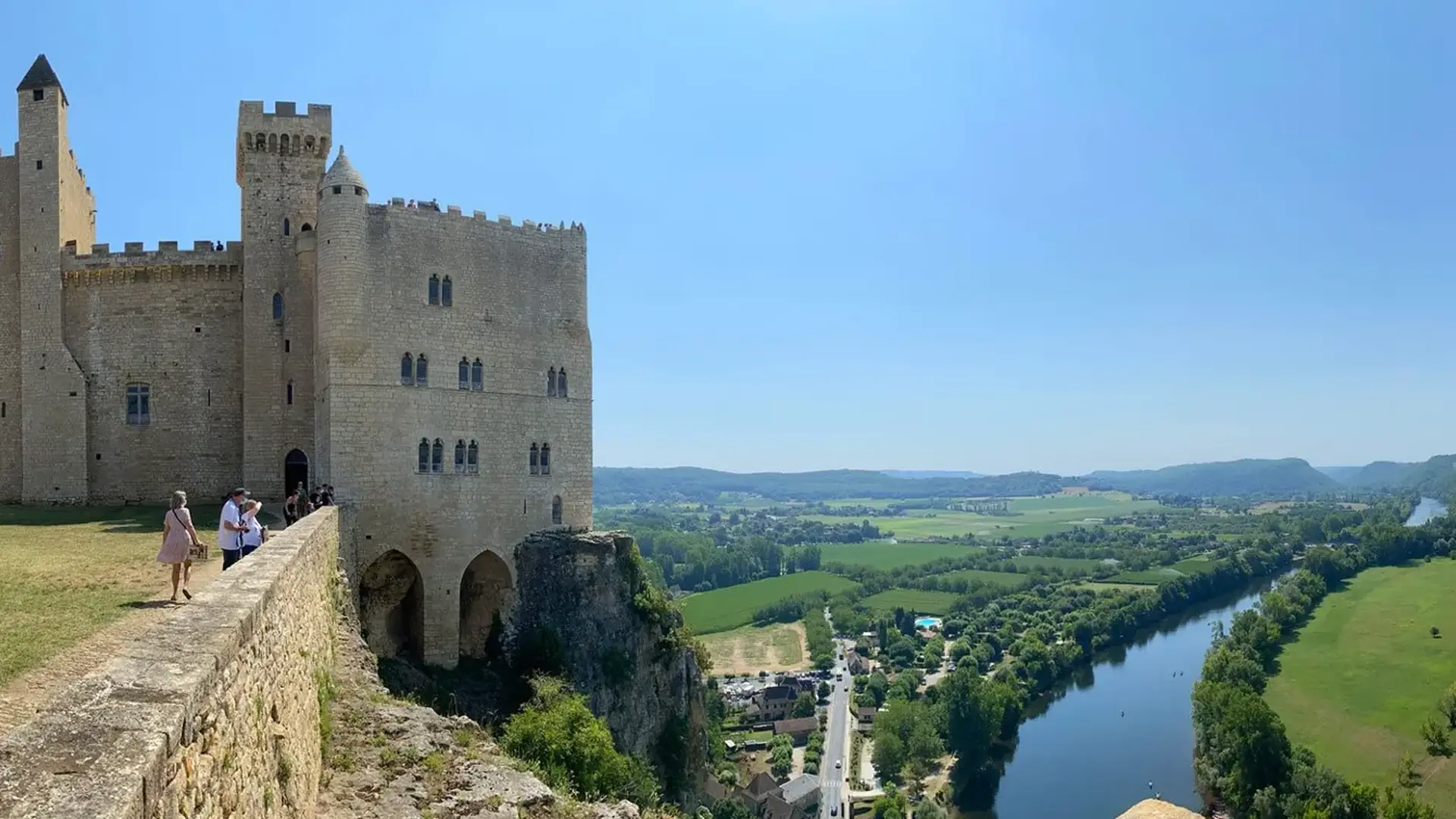 Beynac-et-Cazenac vue panoramique château et Dordogne