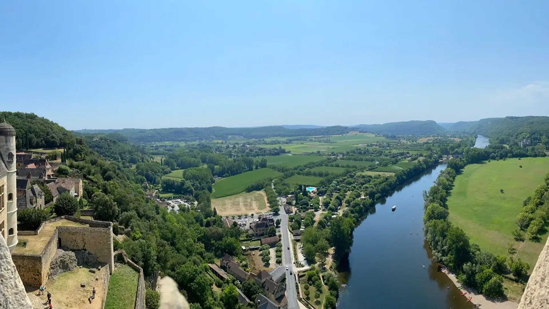 Beynac-et-Cazenac vue panoramique sur la Dordogne depuis le château