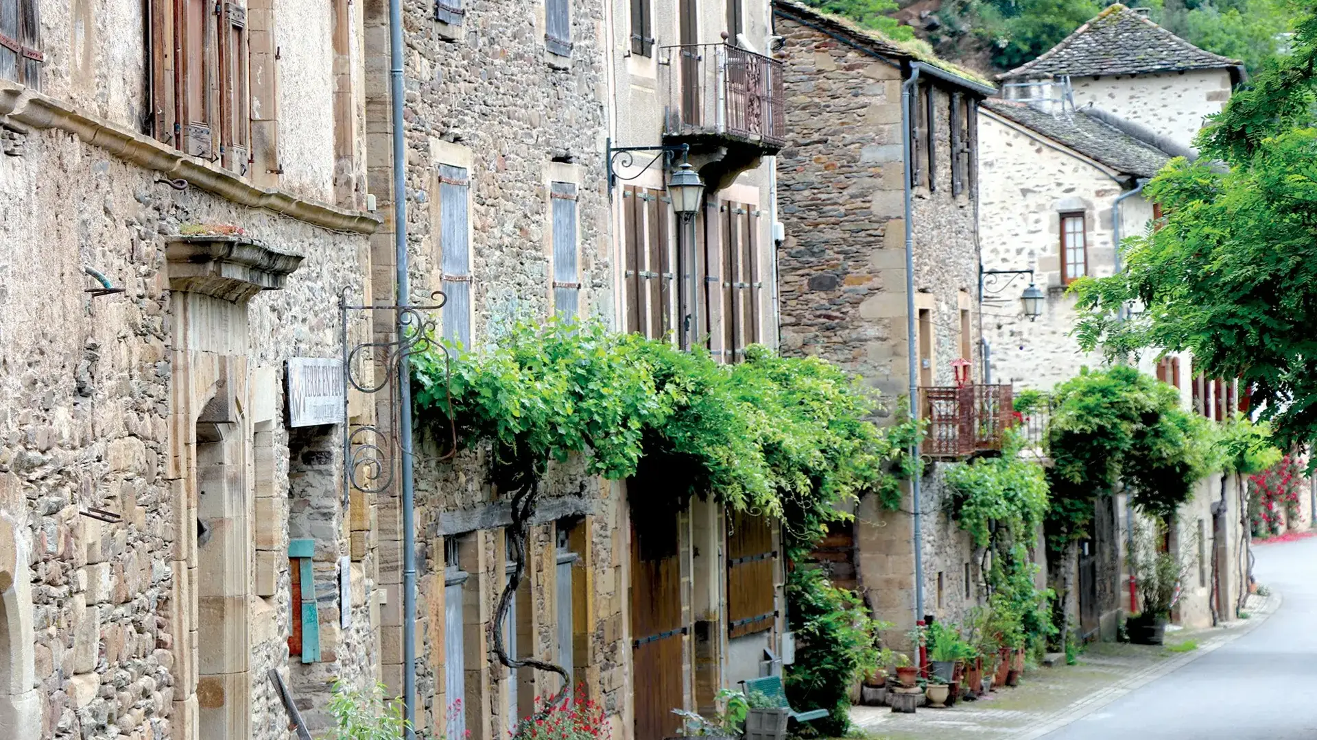 Brousse-le-Château façades