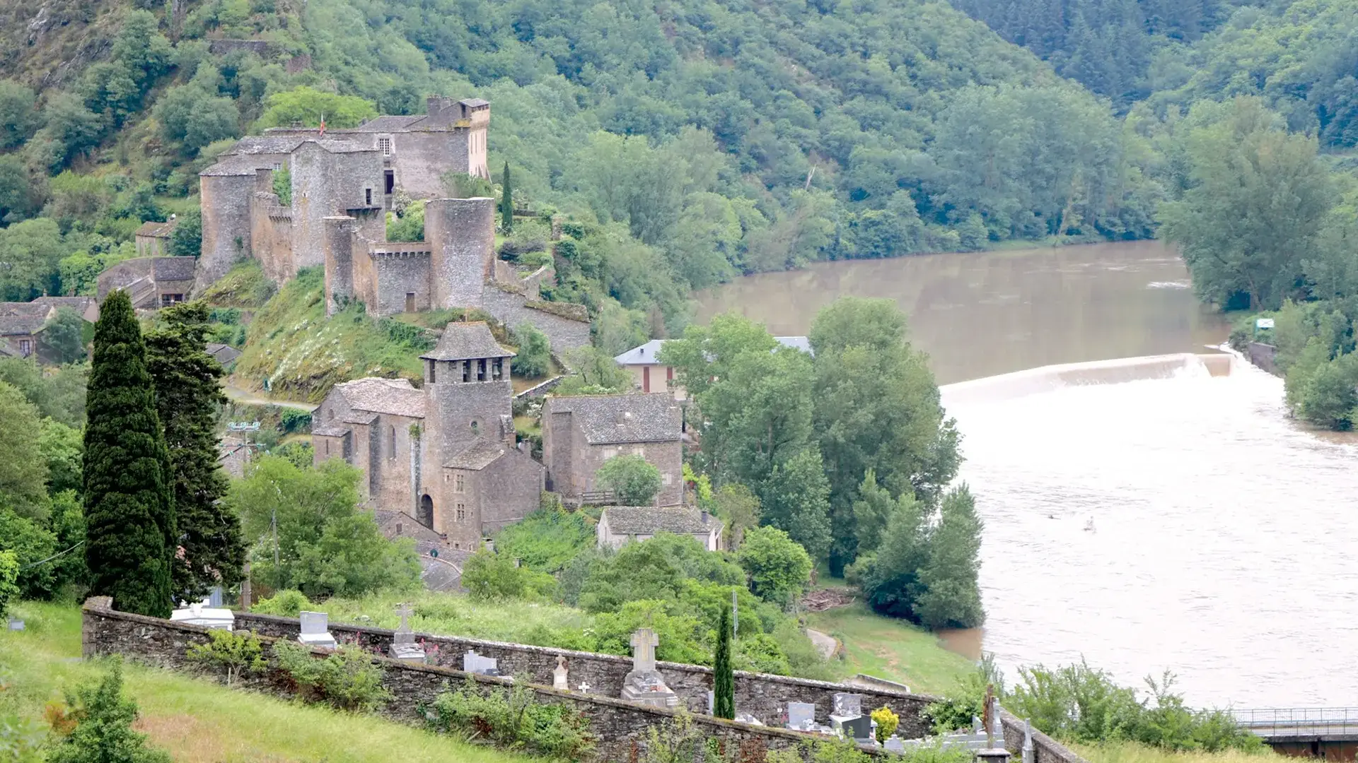 Brousse-le-Château vue château et rivière