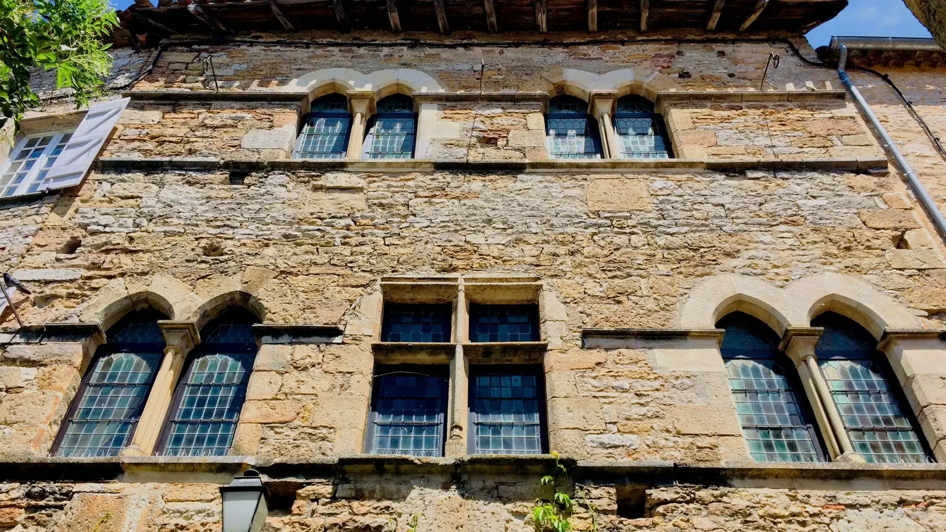 Bruniquel façades et fenêtres en ogive