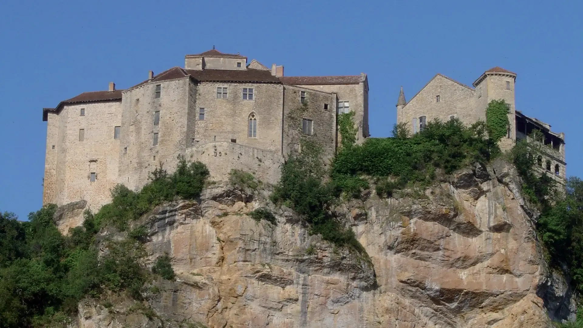 Bruniquel vue château et falaise