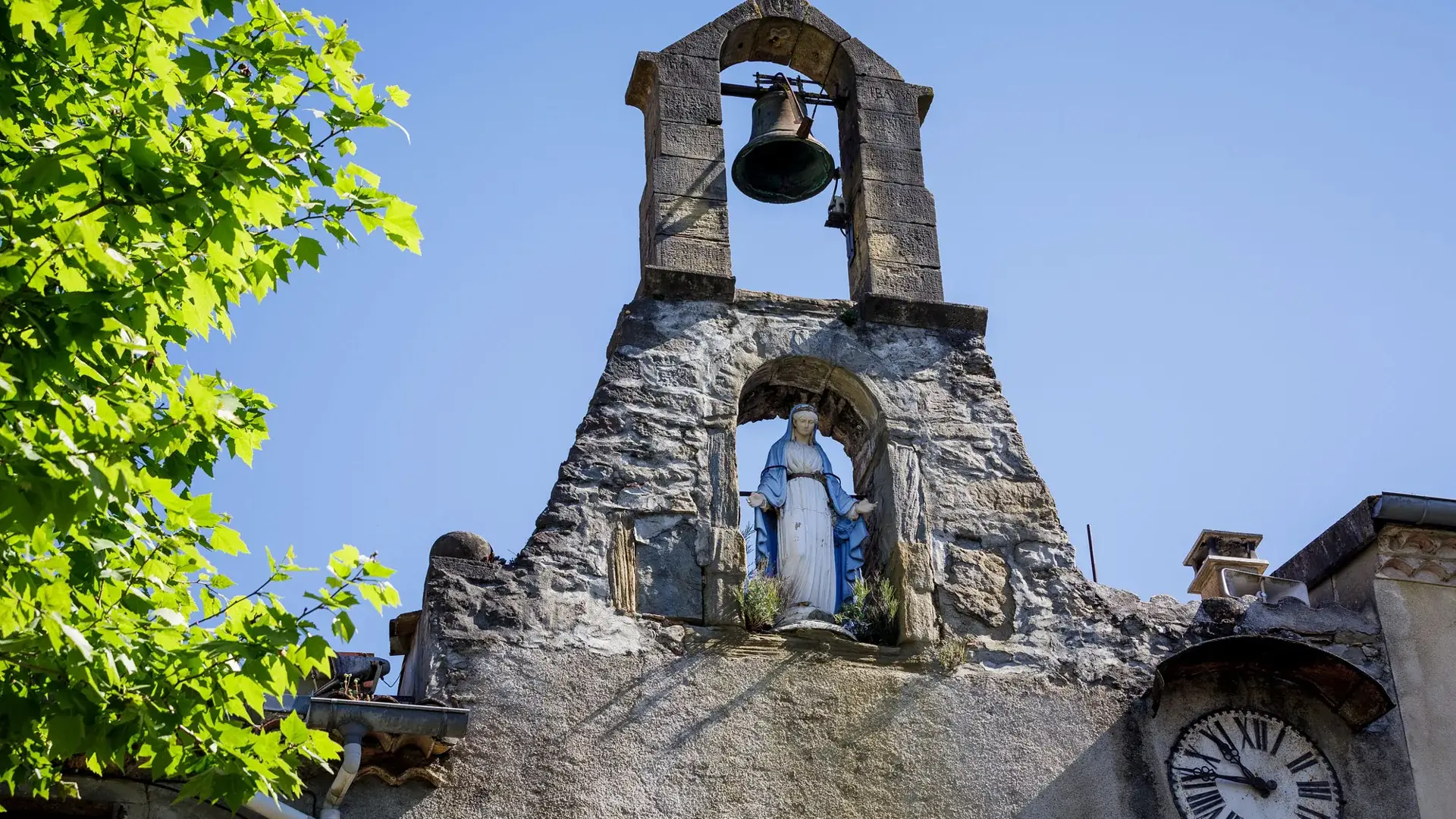 Camon, clocher et statue de la Vierge