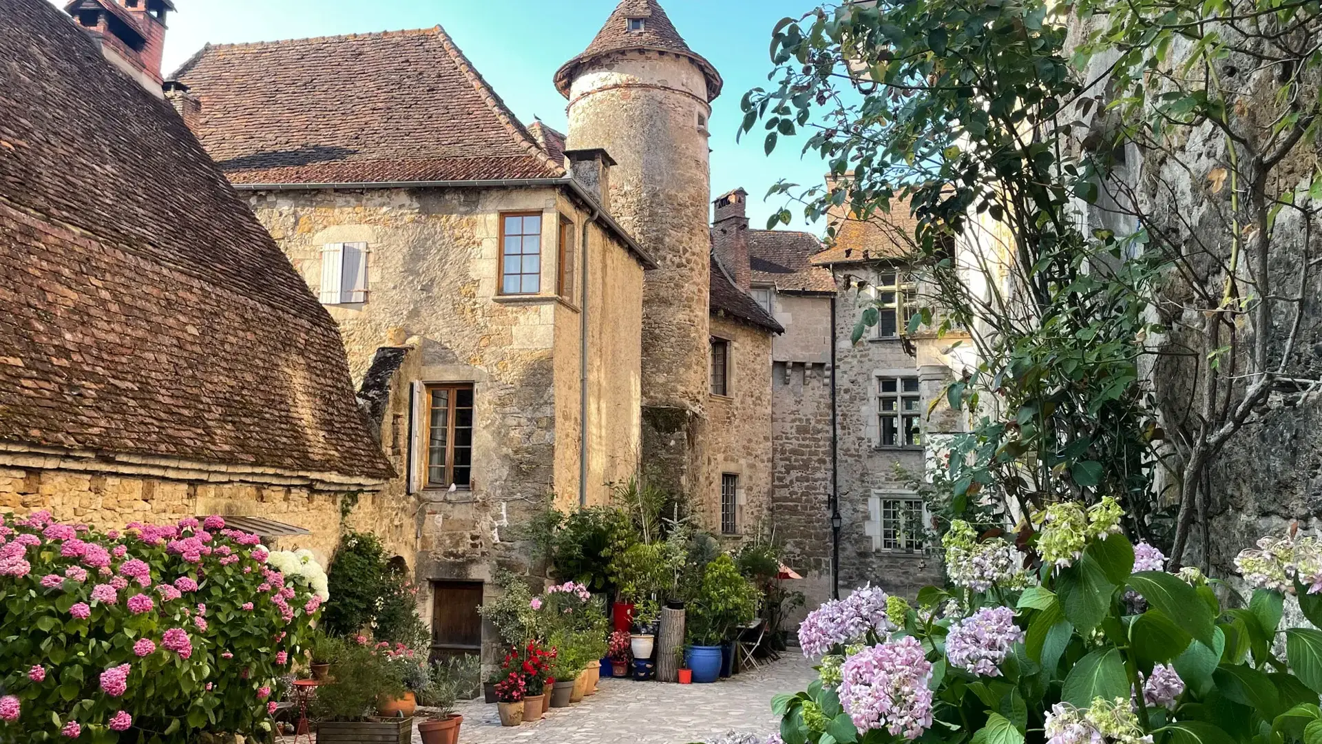 Carennac, bâti fleuri