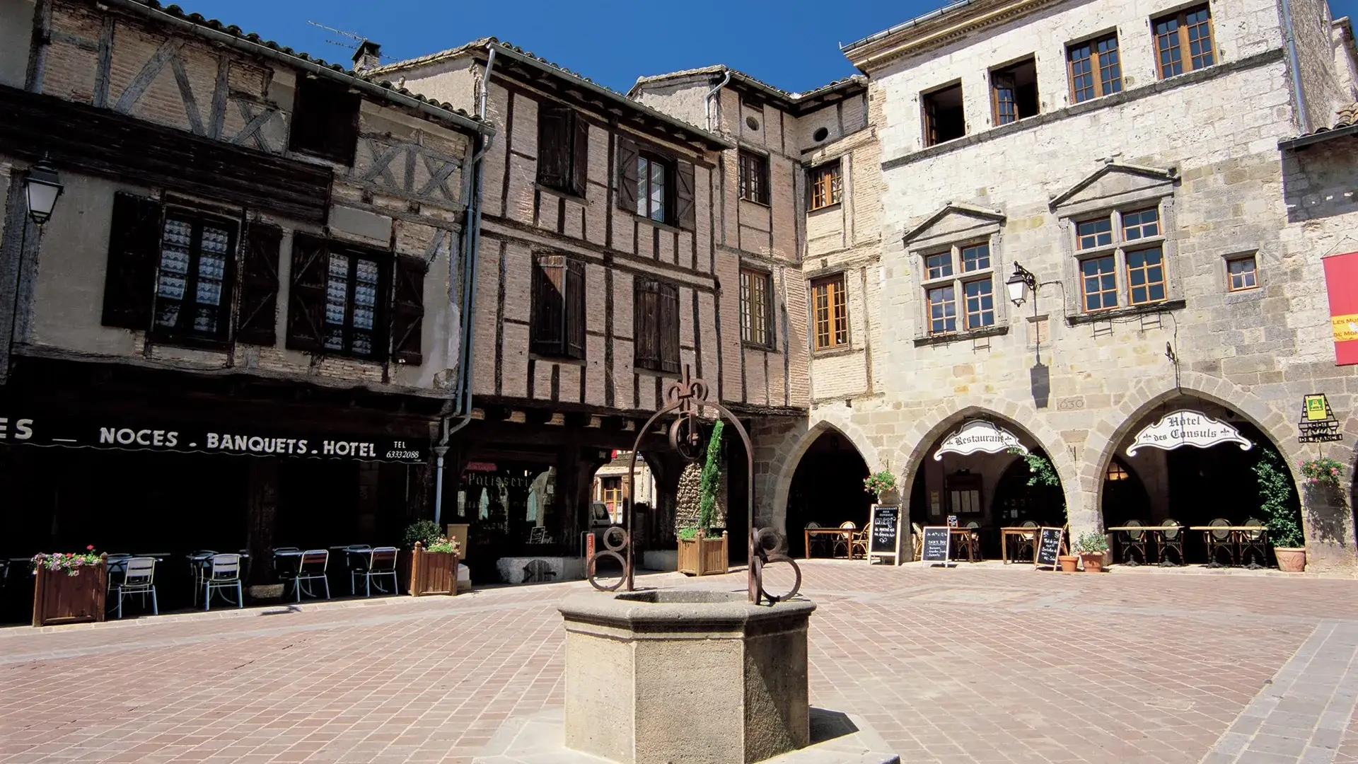 Castelnau-de-Montmiral place arcades