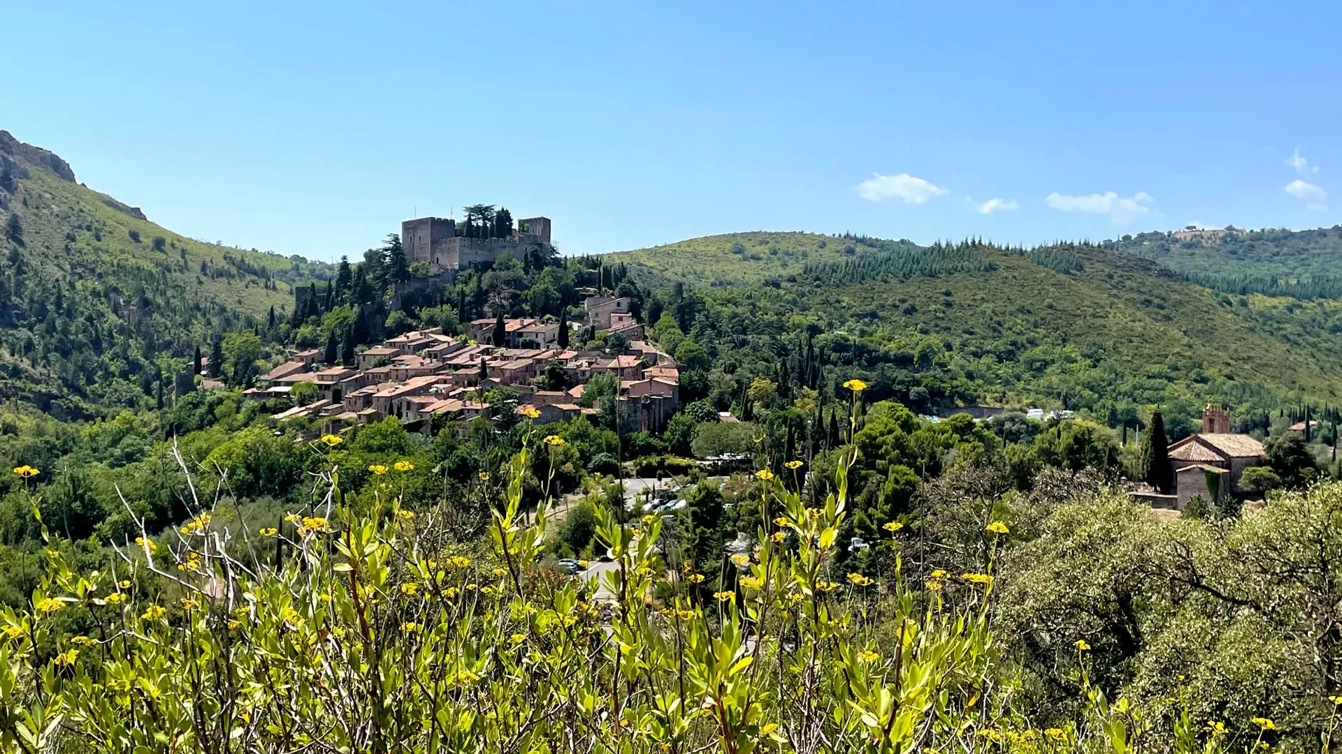 Castelnou, vue d'ensemble