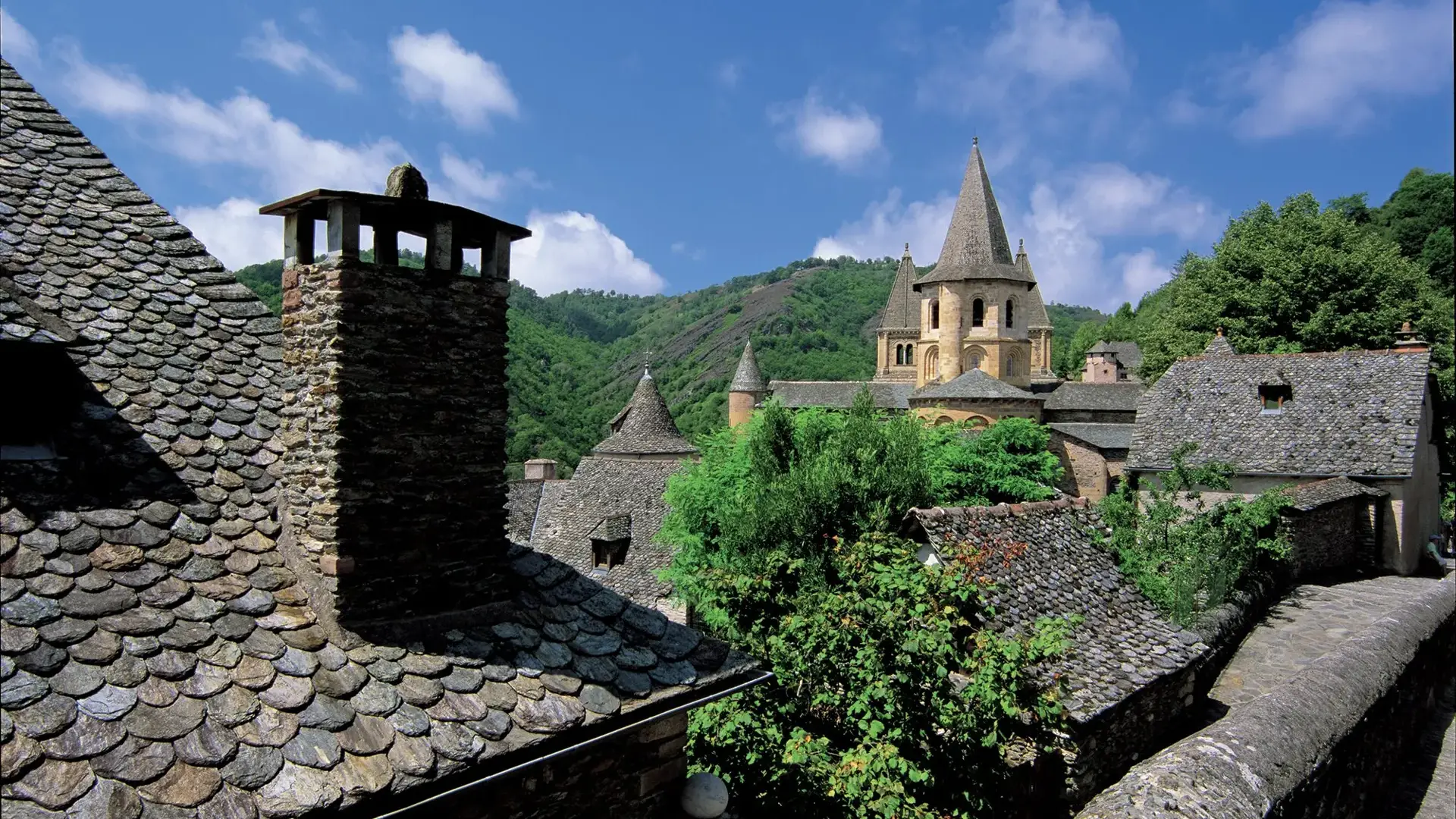 Conques toits et abbatiale