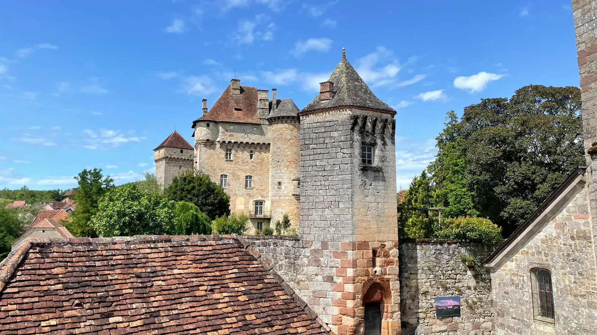 Curemonte, vue sur les tours des châteaux