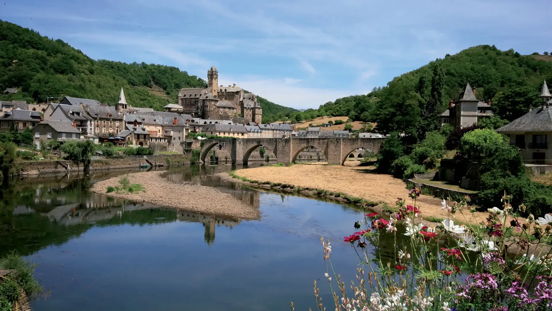 Estaing, vue Lot et village