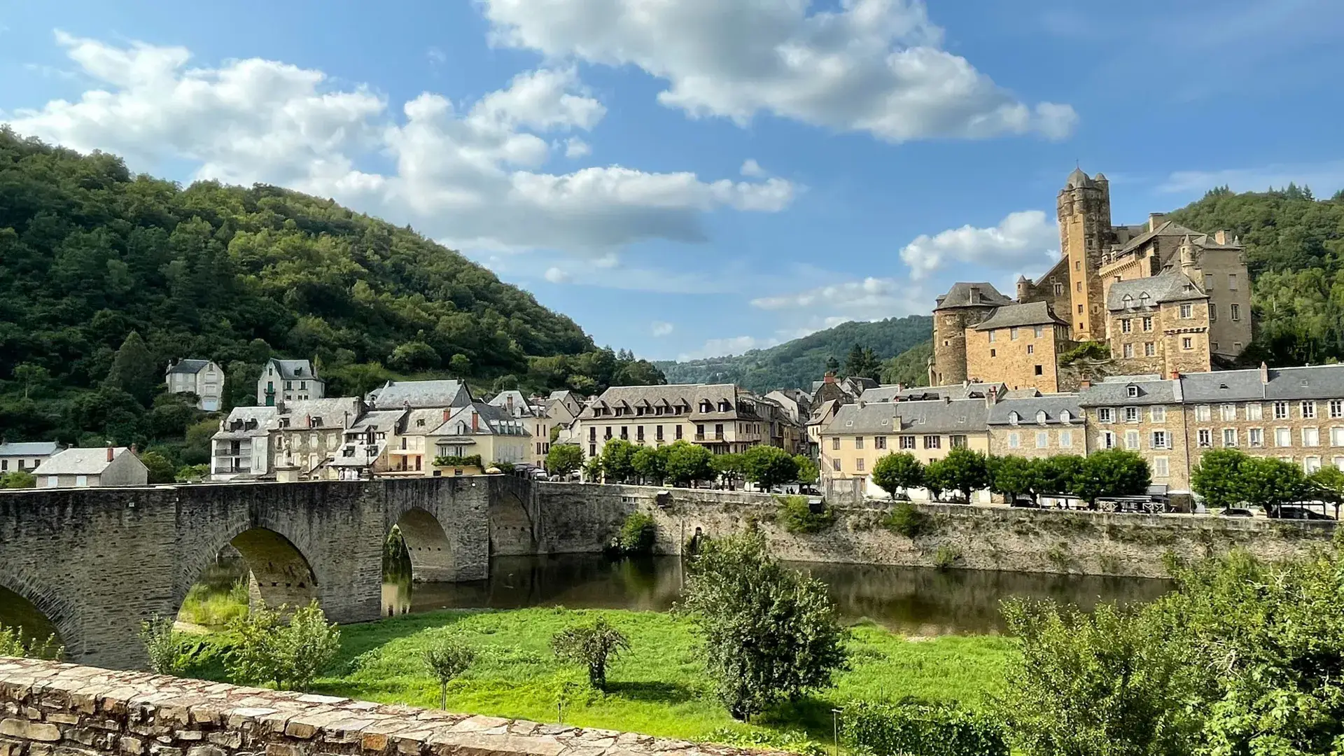 Estaing, vue sur le village, le pont et le Lot