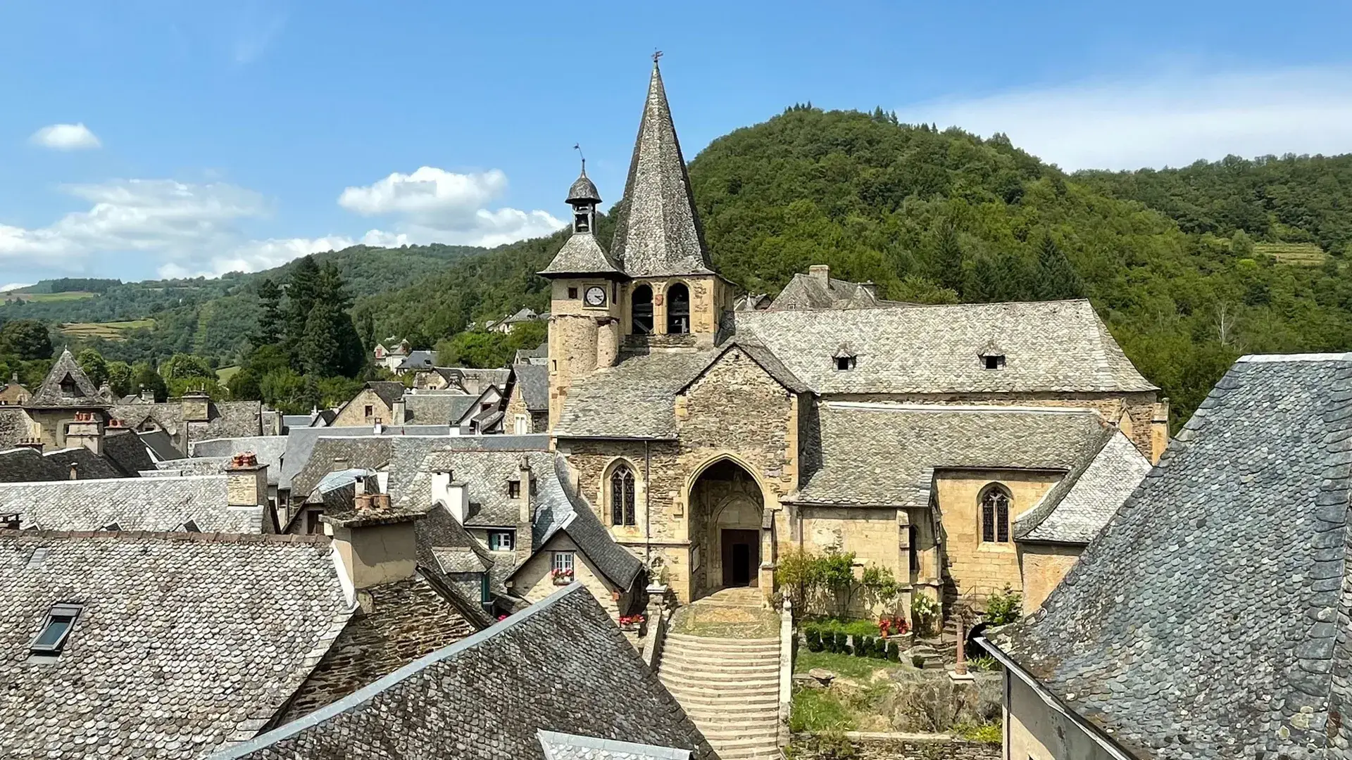 Estaing, vue sur l'église et les toits