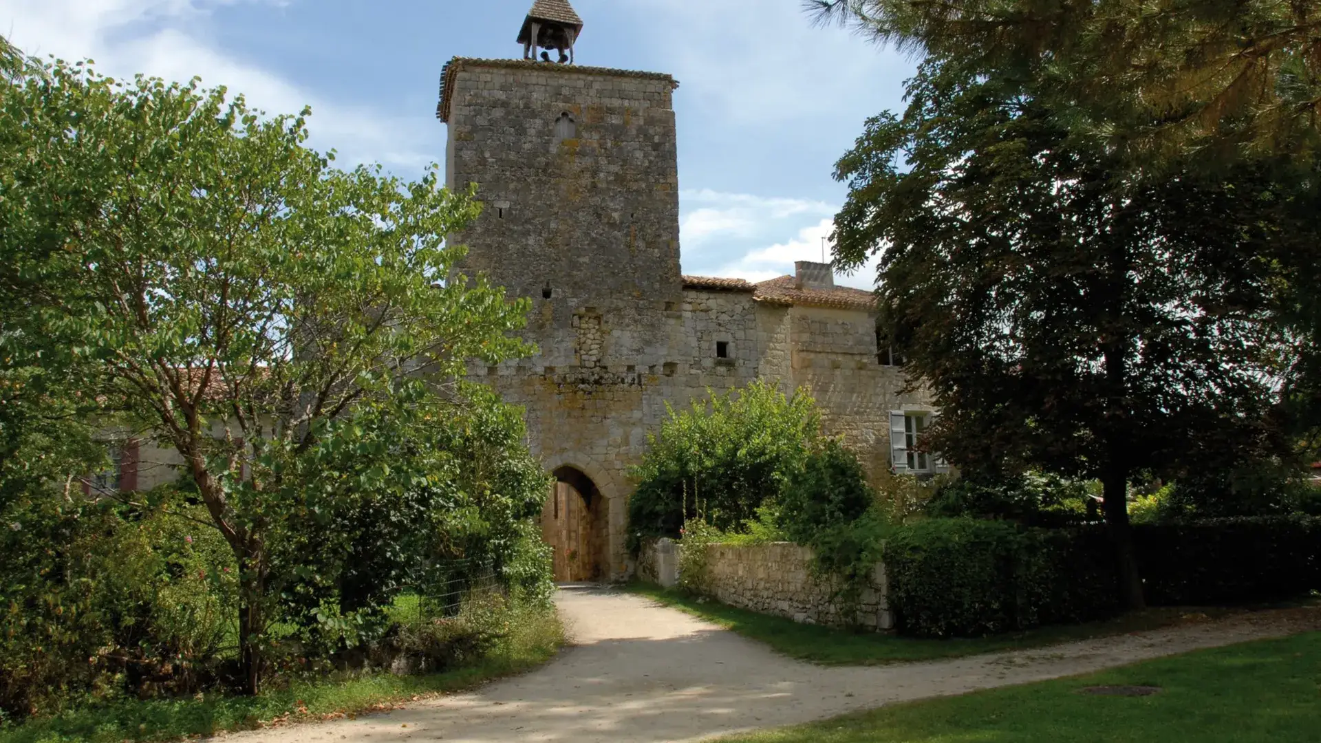 Fourcès porte médiévale village
