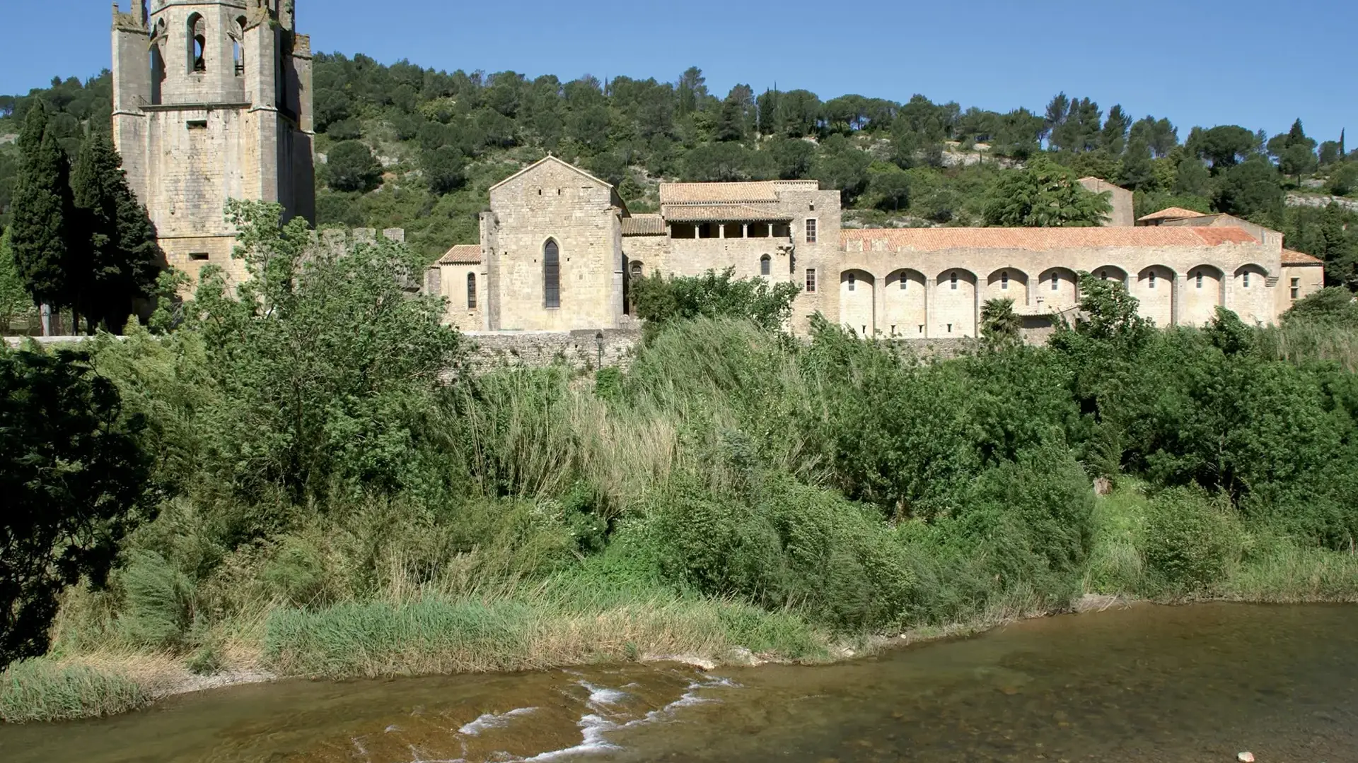 Lagrasse vue abbaye et rivière
