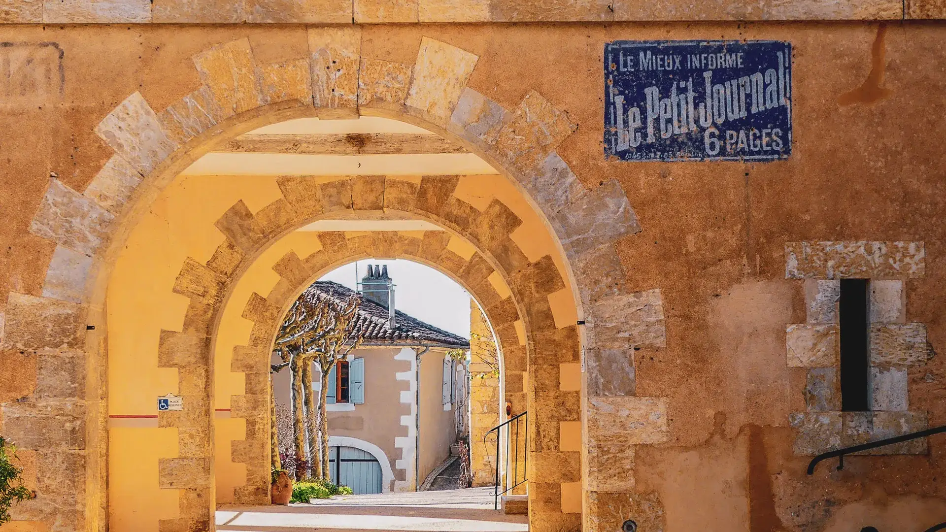 Lavardens, ancienne enseigne et arcades