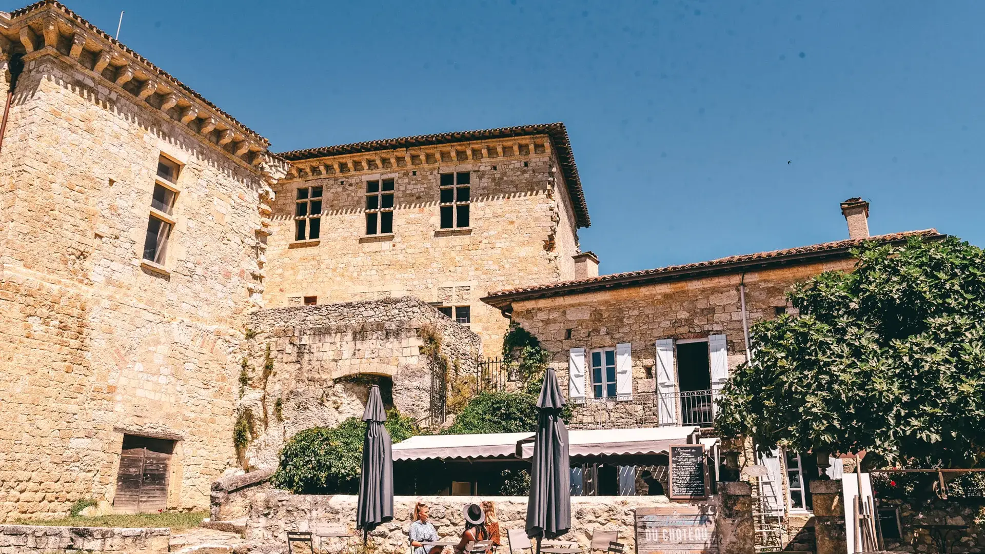Lavardens, terrasse en été