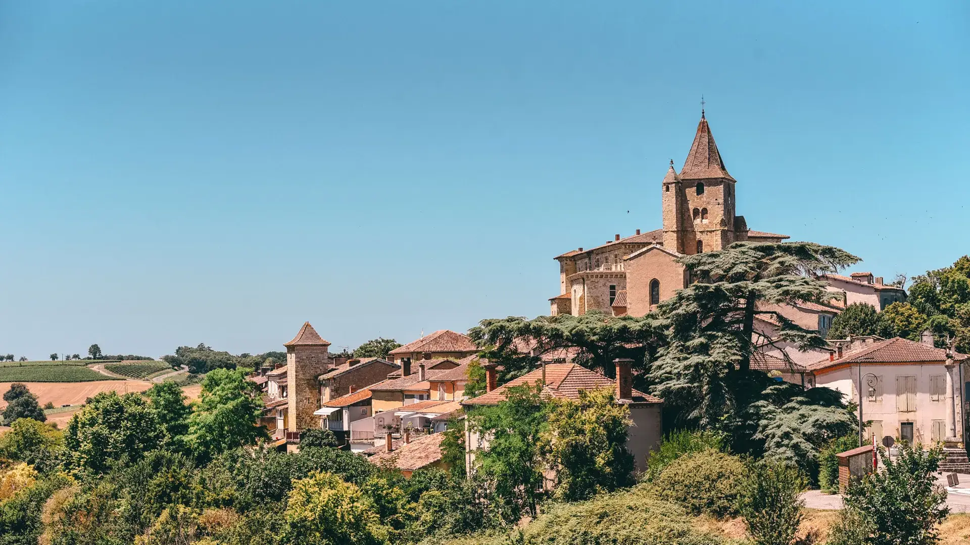 Lavardens, vue d'ensemble en été