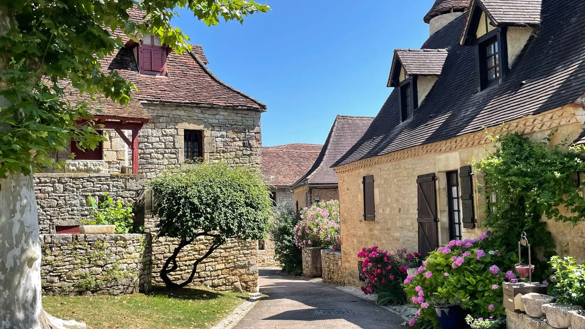 Loubressac, ambiance village rue fleurie