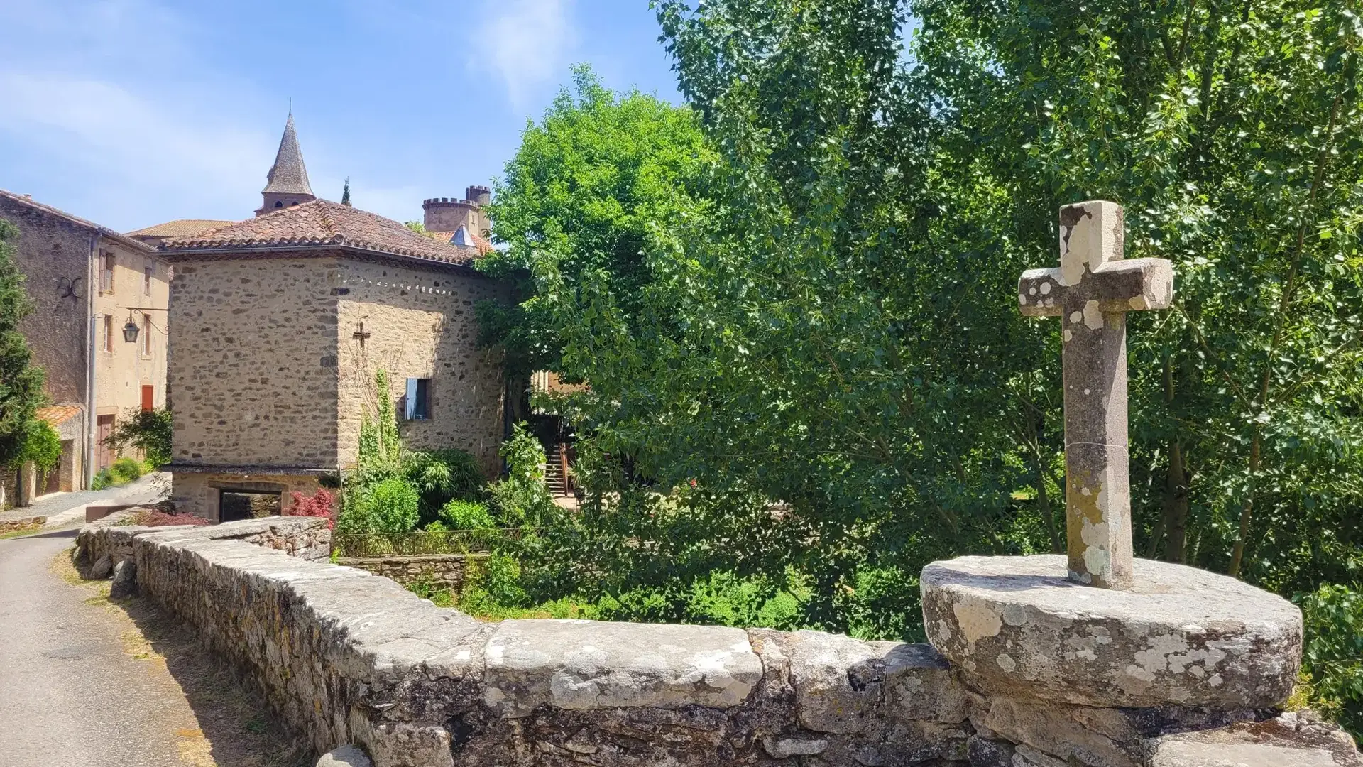 Monestiés calvaire entrée village