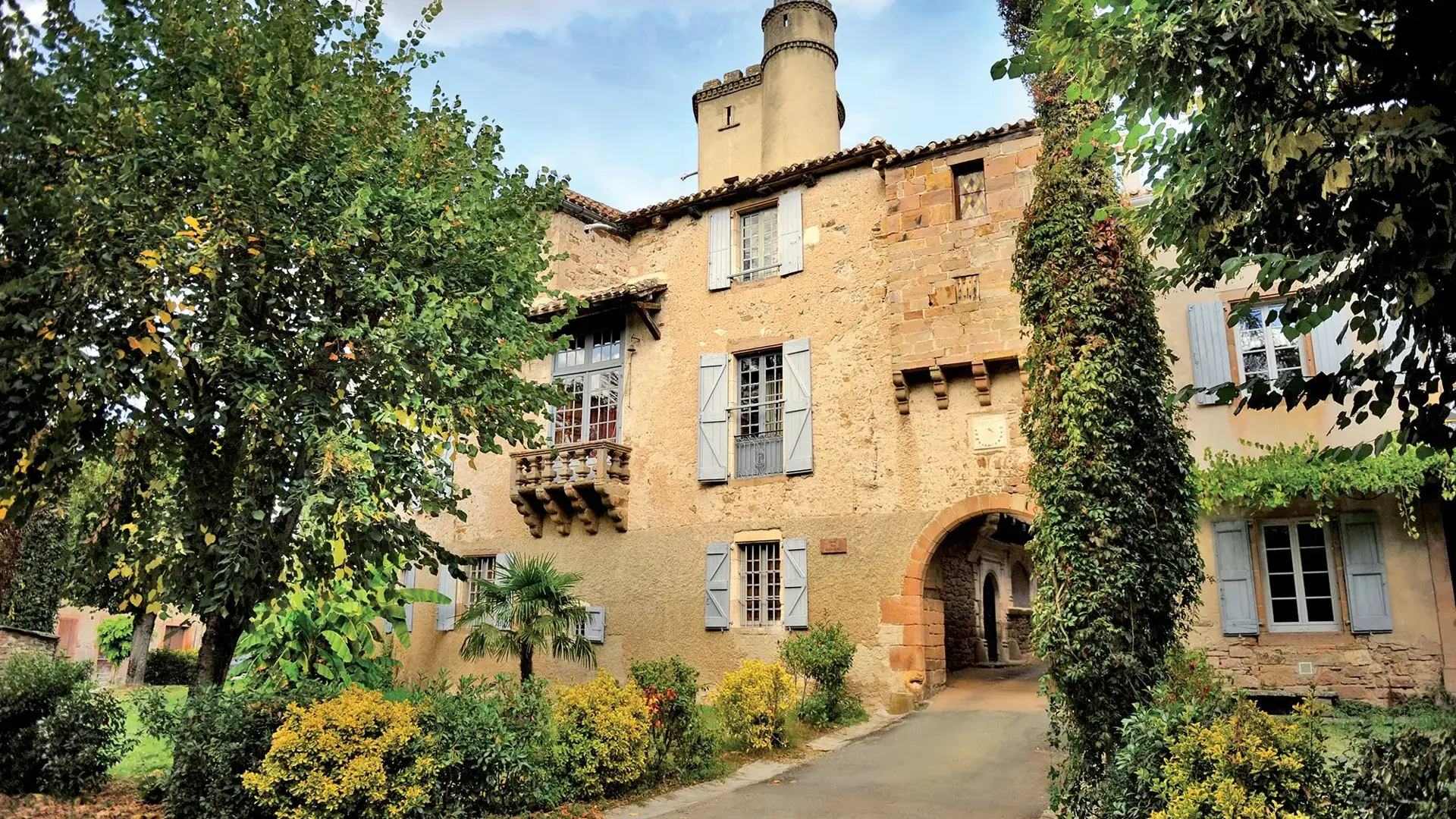 Monestiés porte fortifiée village