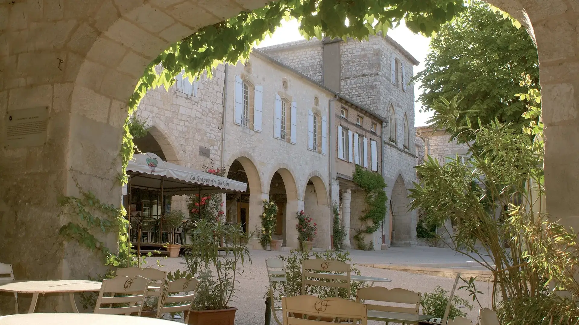 Monflanquin arcades et terrasses