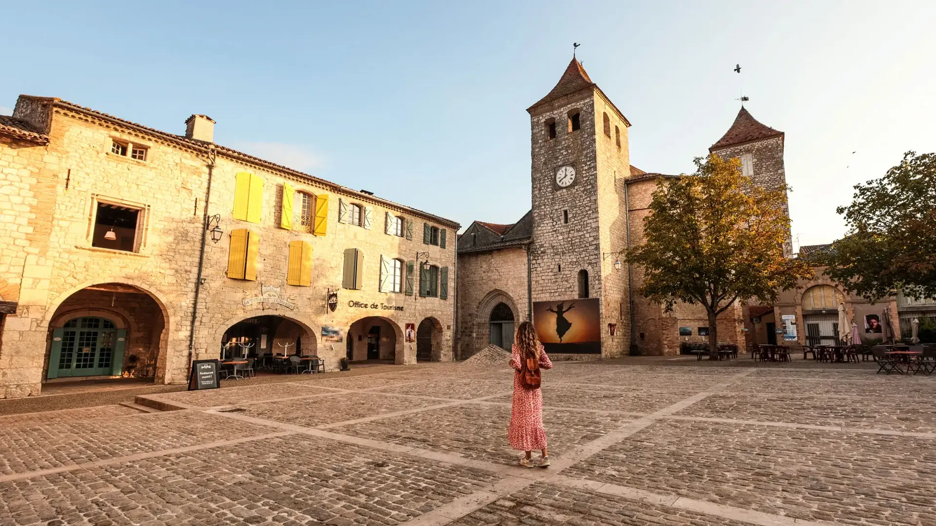 Lauzerte, visite place des Cornières