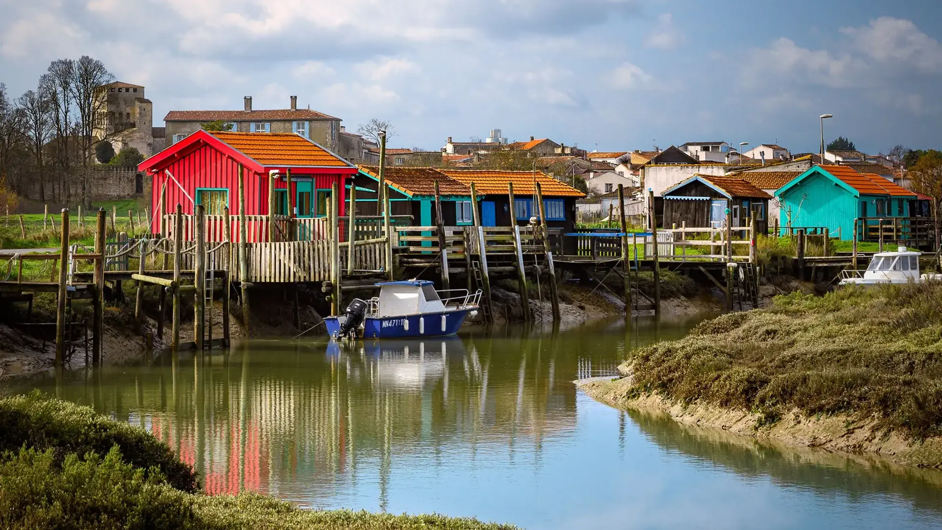 Mornac-sur-Seudre, cabanes ostréicoles et chenal