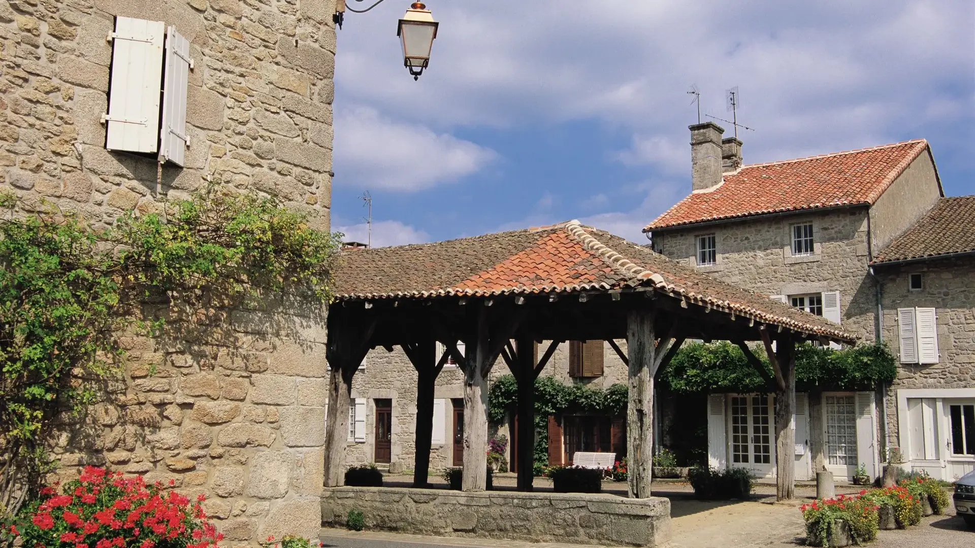 Mortemart halle et place