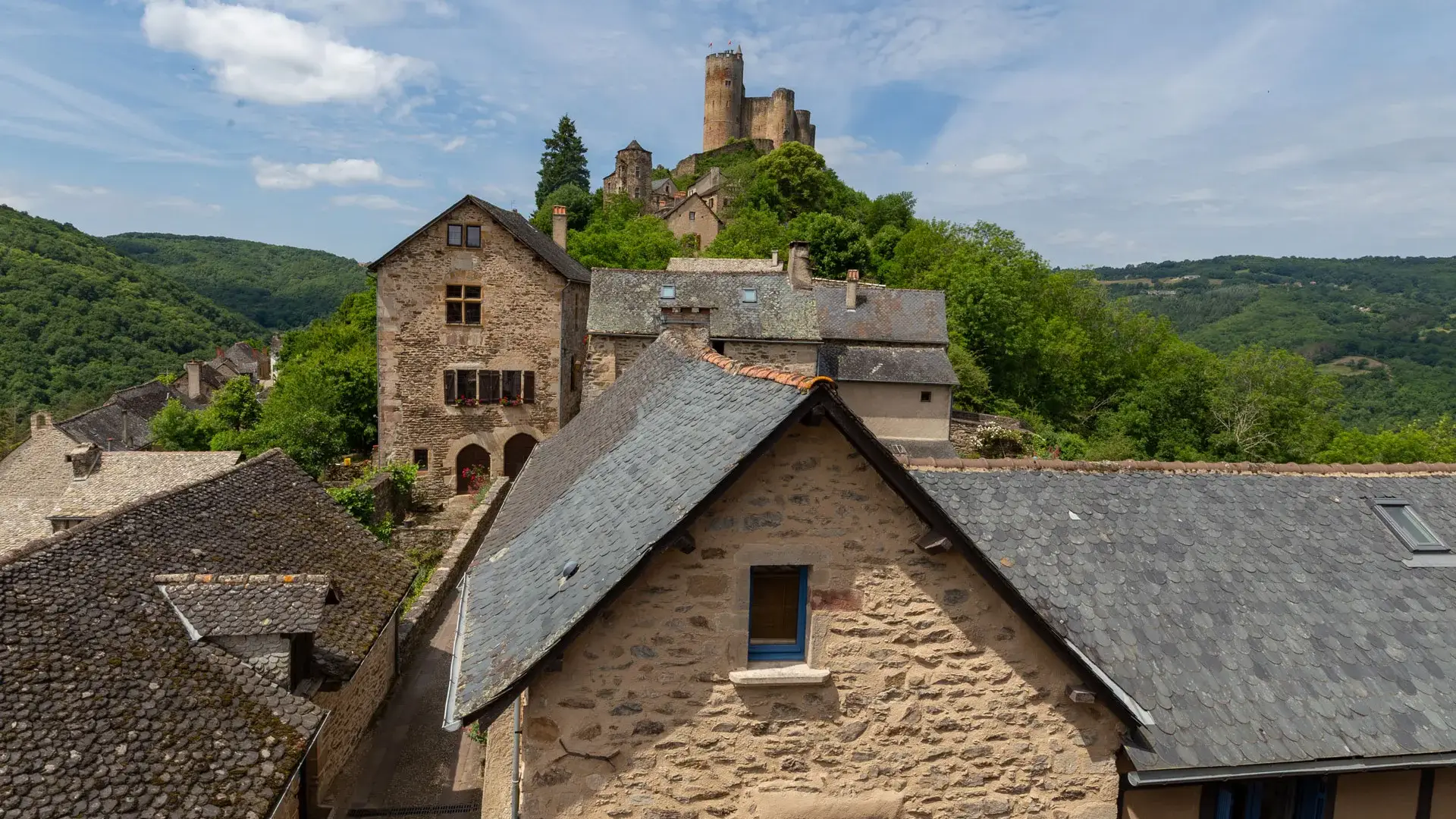 Najac, vue sur la forteresse et les toits du village