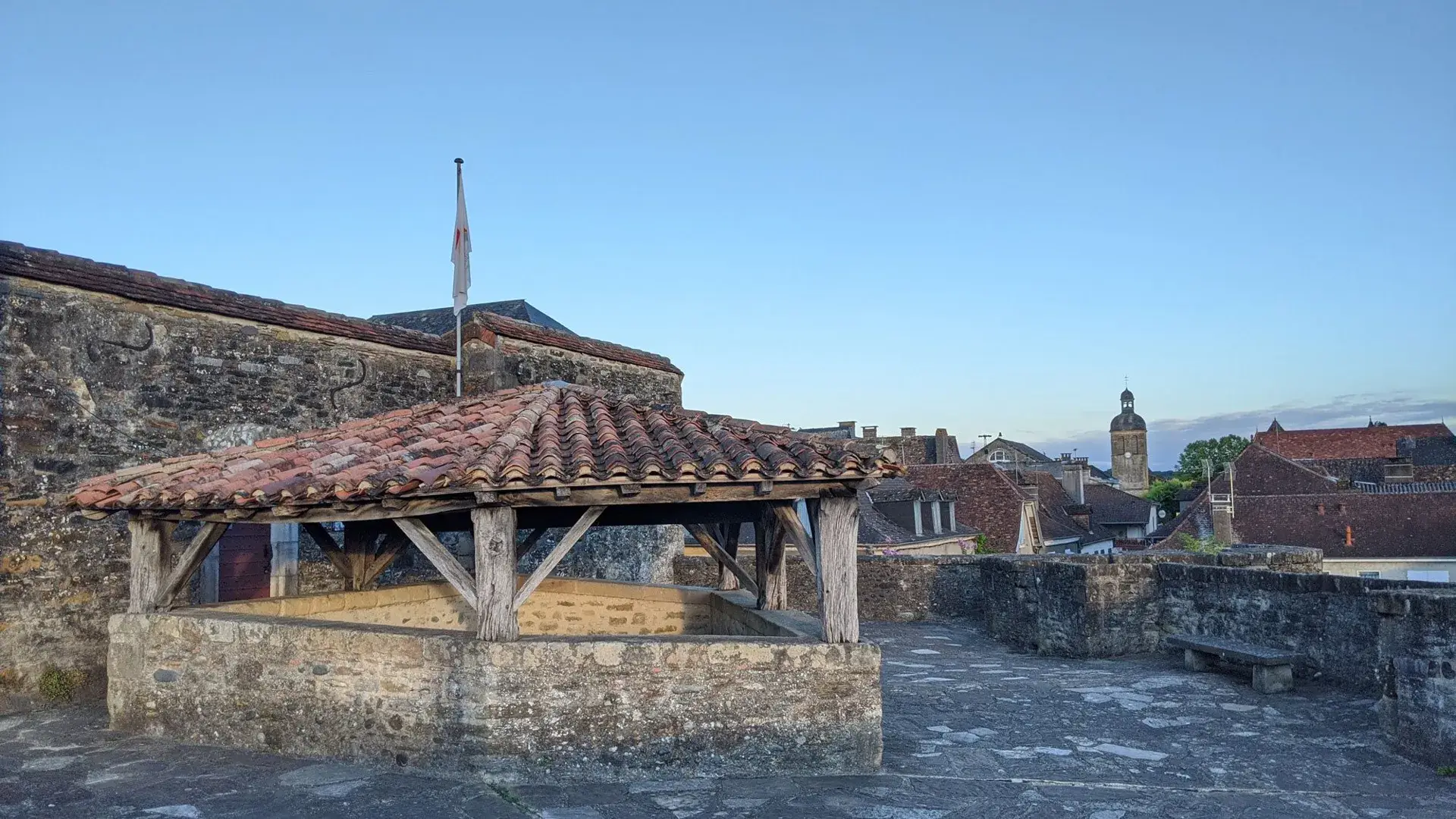 Navarrenx toit porte Saint-Antoine