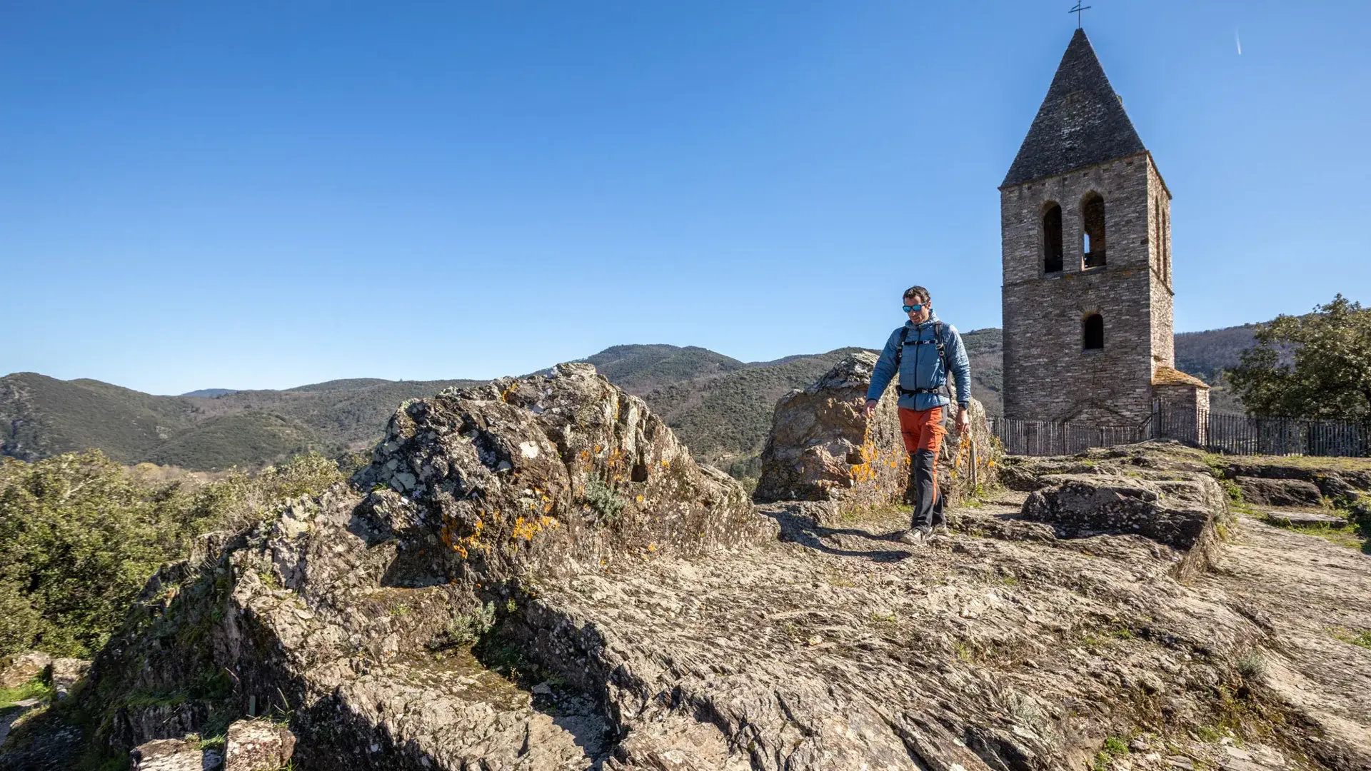 Olargues, randonneur site du castrum