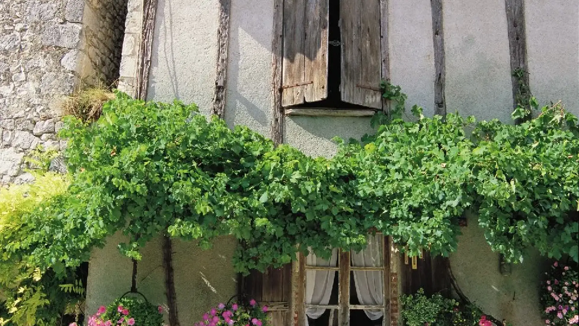 Pujols-le-Haut façade fleurie