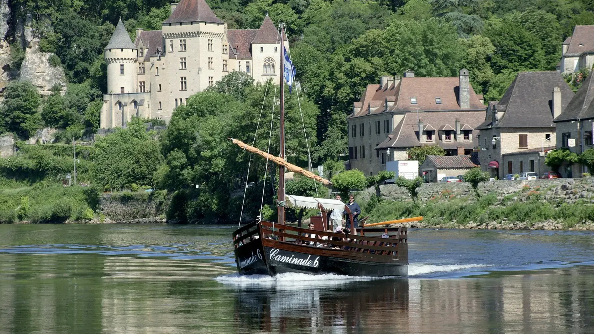 La Roque-Gageac gabarre sur la Dordogne