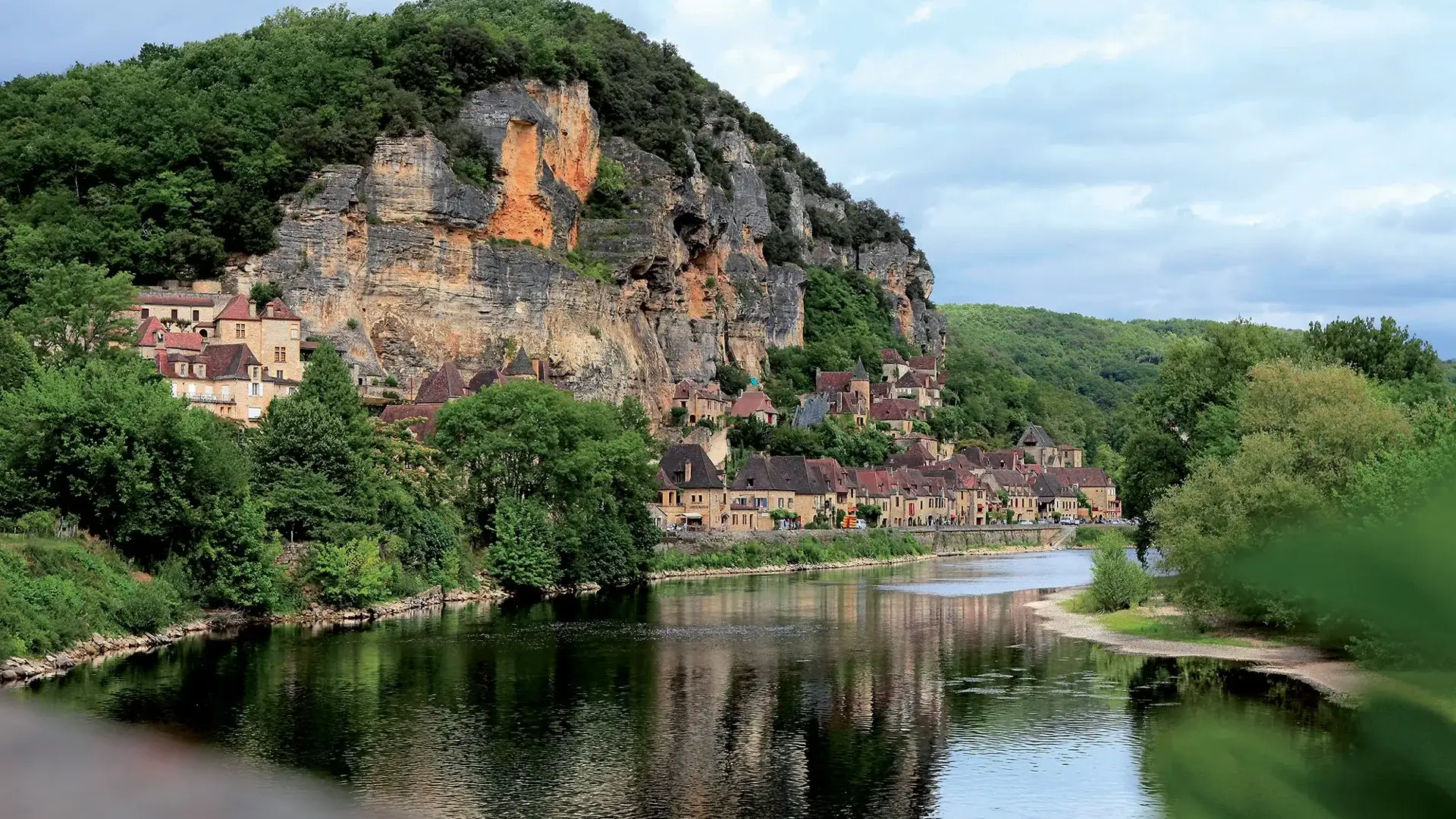 La Roque-Gageac vue Dordogne et village
