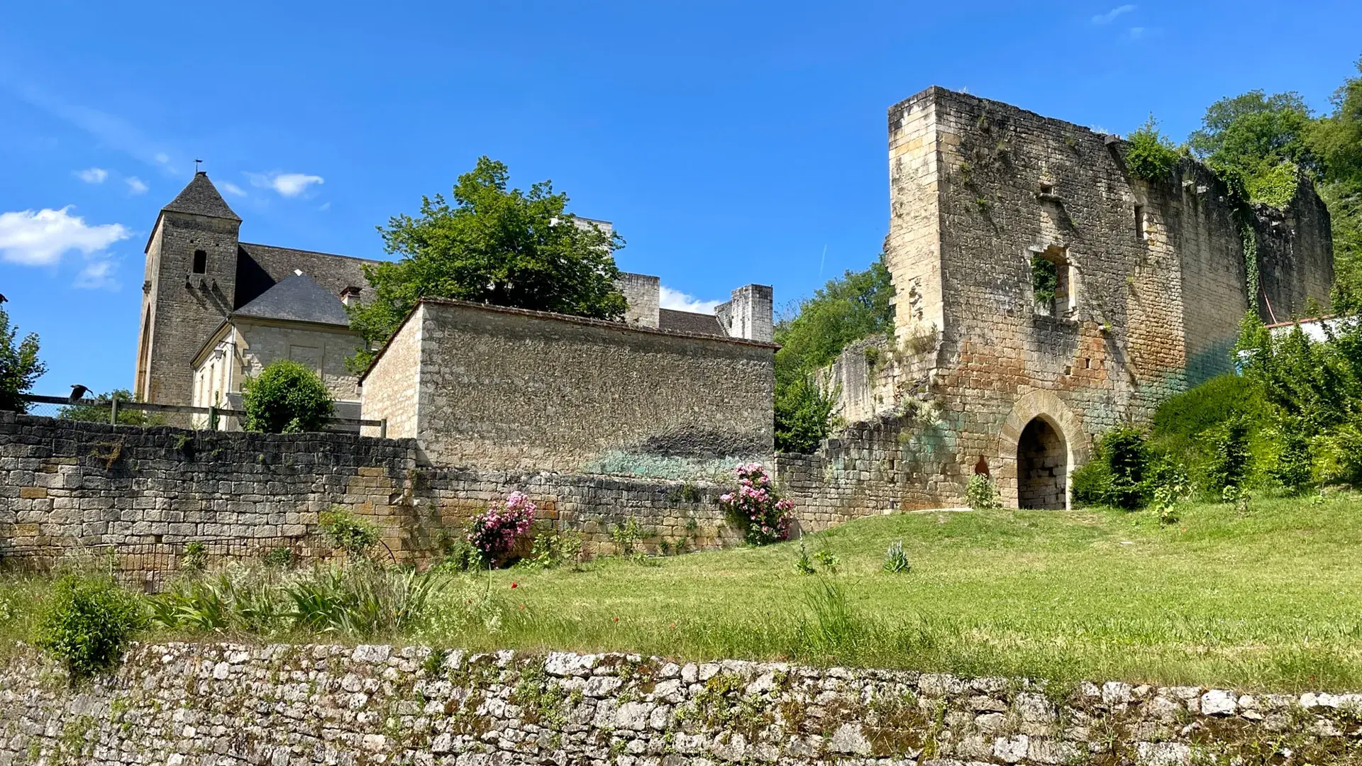 Saint-Amand-de-Coly, vestiges fortifications