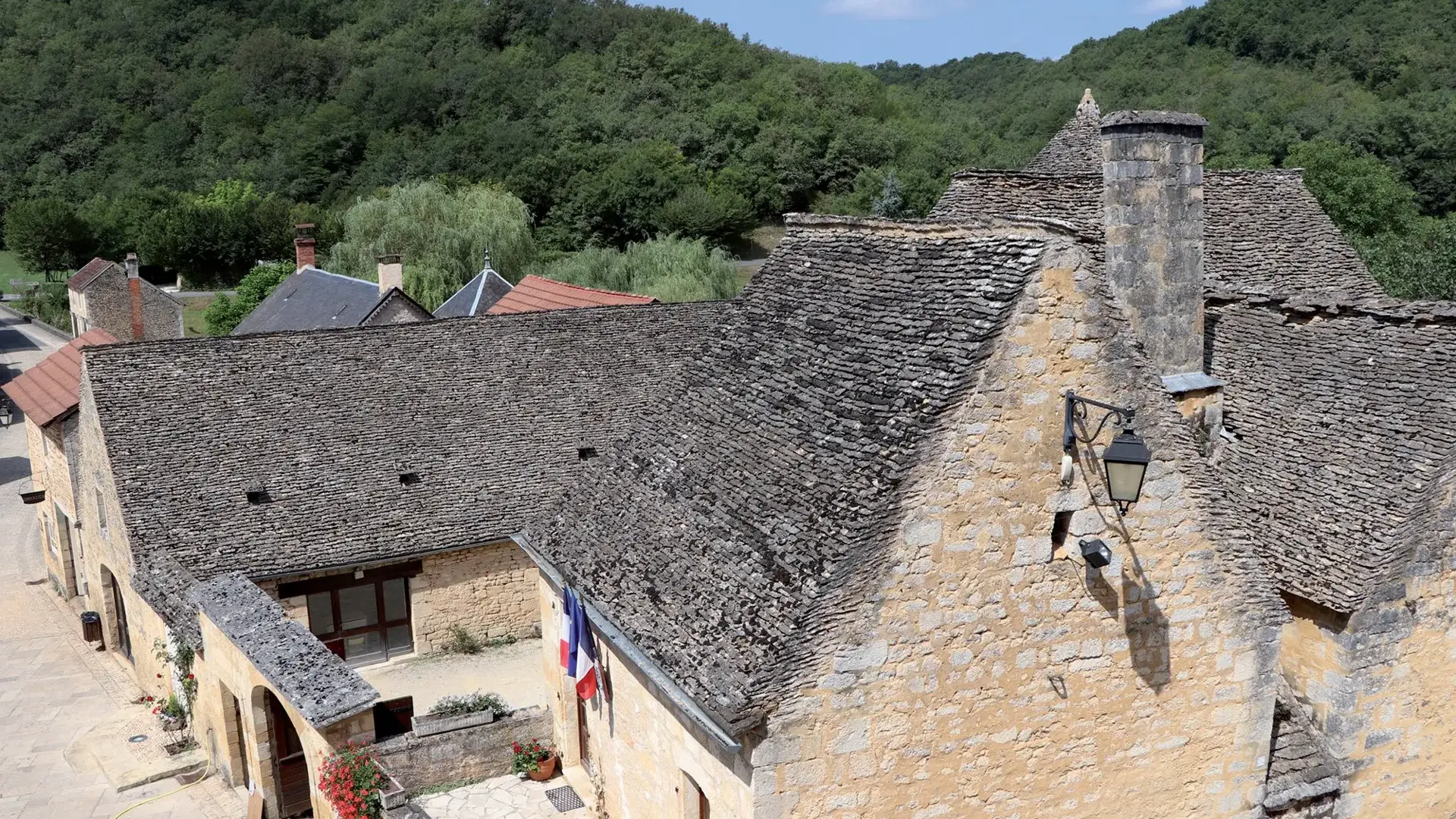 Saint-Amand-de-Coly, vue sur les toits de lauze