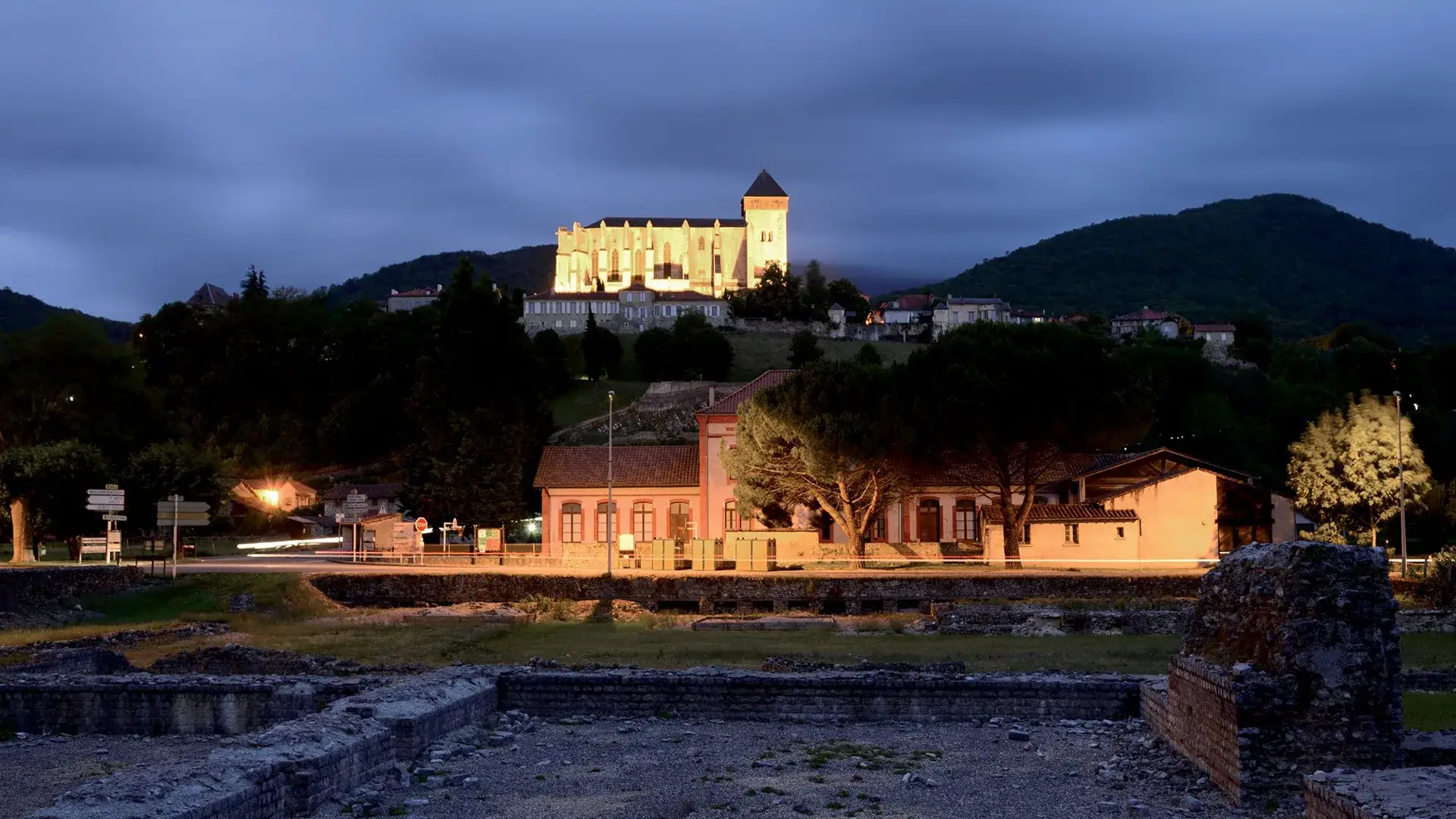 Saint-Bertrand-de-Comminges vue cathédrale de nuit