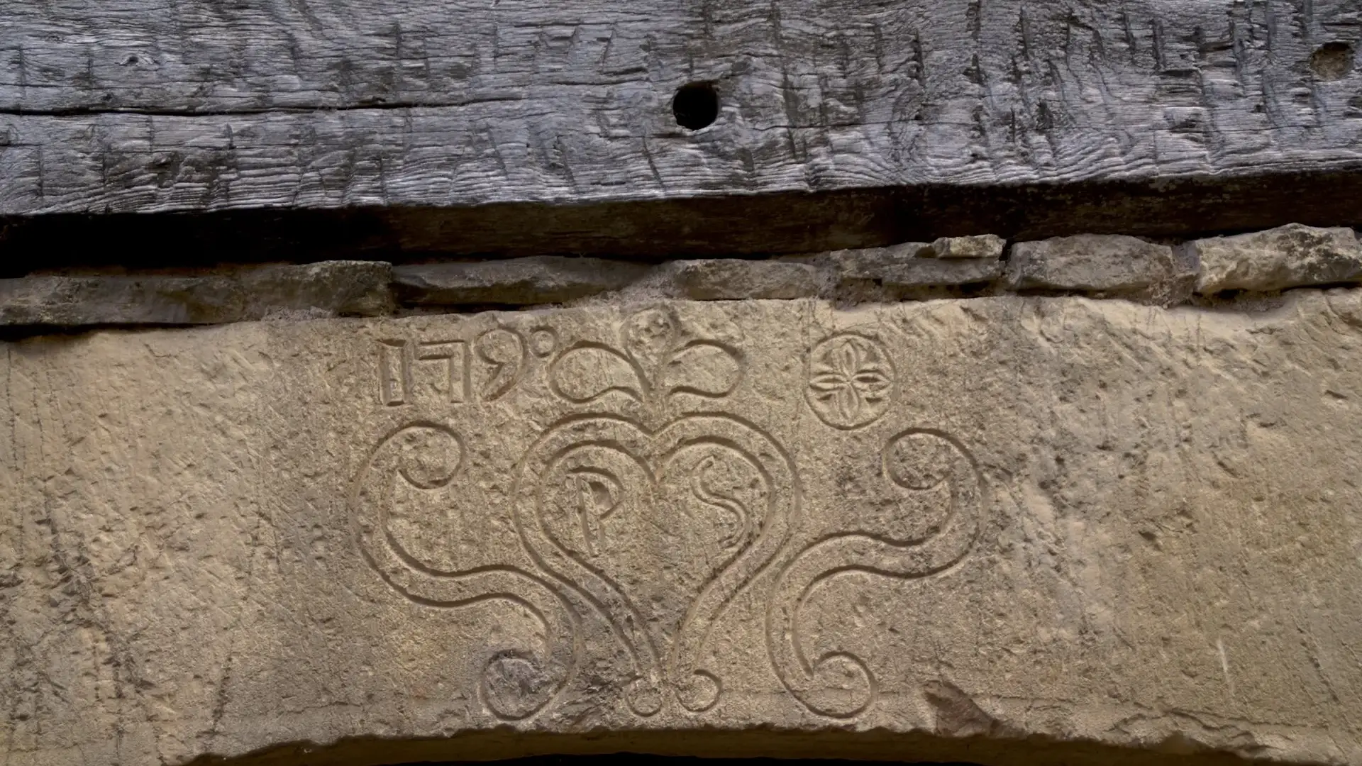 Saint-Côme-d'Olt linteau sculpté