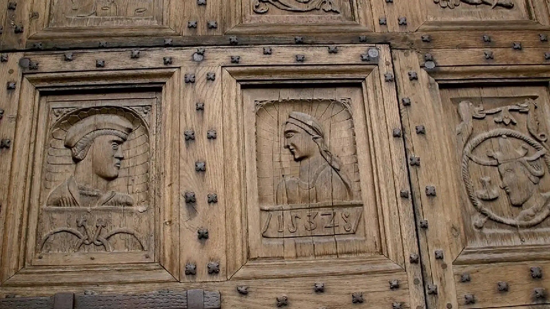 Saint-Côme-d'Olt porte sculptée